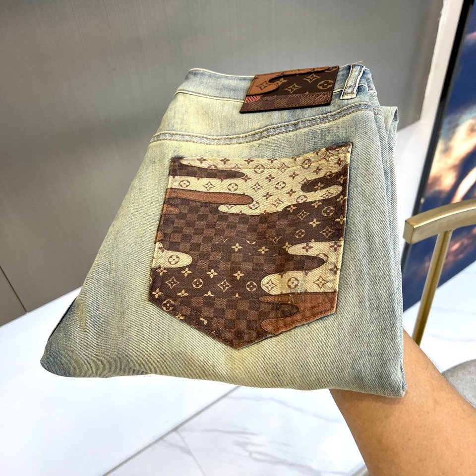NO:918762,1v Vuitton, 2026 spring and summer new jeans, the back pocket boldly uses classic presbyopic splicing design, plaid and shading are intertwined, with a flowing smudge effect, as if the luxury print is 'melted' into the denim texture, retaining street casualness while injecting a sense of high-end art. The waistband is the same  The series of presbyopic leather labels are embellished in a low-key manner to enhance brand recognition without overpowering the guest. The overall tailoring is neat and slim, fitting the body shape but not tight, suitable for daily commuting, street filming or light luxury gatherings. The fabric is made of high-density cotton elastic blend, which is crisp and stylish, and has good breathability.  With comfortable extensions, you can wear it without burden in spring and summer. The details are neatly routed, and the edges of the pockets are distressed and frayed, adding a retro texture. They are not only pants, but also an attitude statement - freely walking between classics and trends, using deconstructed aesthetics to redefine denim fashion. Whether paired with a simple white T or a  It is a designer top that can instantly enhance the style and become an indispensable eye-catching item in the wardrobe. In the spring and summer of 2026, presbyopia is no longer just a symbol, but an artistic brushstroke flowing on the jeans, showing the edge of your personality. 29-38 (no 37),,jeans,198609091v威登、2026春夏新品牛仔裤,后袋大胆运用经典老花拼接设计,格纹与底纹交织,搭配流淌式晕染效果,仿佛将奢华印花“融化”于牛仔肌理之中,既保留街头随性,又注入高定艺术感.腰头处同系列老花皮标低调点缀,强化品牌辨识度却不喧宾夺主.整体剪裁利落修身,贴合身形却不紧绷,适合日常通勤、街头出片或轻奢聚会多种场景.面料选用高密度棉弹混纺,挺括有型,同时具备良好透气性与舒适延展,春夏穿着无负担.细节处走线工整,口袋边缘做旧磨边处理,增添复古质感.它不止是裤子,更是态度宣言——在经典与潮流间自由游走,用解构美学重新定义丹宁时尚.无论搭配简约白T还是设计感上衣,都能瞬间提升造型层次,成为衣橱中不可或缺的吸睛单品.2026春夏,让老花不再只是符号,而是流动在牛仔上的艺术笔触,穿出你的个性锋芒.29-38（无37）,,jeans,,Men's clothing