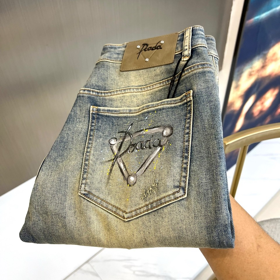 NO:918758,Prad, the new jeans for spring and summer 2026, are based on vintage and distressed, and incorporate trendy metal elements to reshape street fashion aesthetics. The water wash has a natural gradient, showing a texture that has accumulated over time. The trousers have neat lines, a crisp fit and are comfortable.  Rong. The leather tag on the back waist is fixed with exquisite stitching and is engraved with the brand logo, highlighting the texture in a low-key manner; the back pocket design is the core highlight, and the triangular logo is matched with three-dimensional rivets, which collide with the handwritten brand letter printing. The blooming adds a casual artistic sense, giving the classic denim an avant-garde look.  Degree. From daily commuting to trendy outings, it can be a styling tool - paired with a simple white T-shirt for a lazy and casual look, paired with a short top to highlight a cool and casual look, it is suitable for a variety of scenes. Selected high-quality denim is wear-resistant and breathable, taking into account practical wearability and fashion sense.  The details interpret the fashion language of spring and summer 2026, allowing you to easily control street style in the balance of classics and innovation, and leave a unique style imprint at every step. 29-38 (no 37),, prada, prada, jeans,19860909Prad普拉达、2026春夏新品牛仔裤,以复古做旧为基调,融合潮流金属元素,重塑街头时尚美学.水洗渐变自然,呈现岁月沉淀的质感,裤身线条利落,版型挺括兼具舒适包容.后腰皮牌以精致车线固定,印刻品牌标识,低调彰显质感；后袋设计为核心亮点,三角标搭配立体铆钉,与手写风品牌字母印花碰撞,晕染增添随性艺术感,让经典牛仔焕发先锋态度.从日常通勤到潮搭出街,它都能成为造型利器——搭配简约白T演绎慵懒休闲,配搭短上衣凸显率性酷感,适配多元场景.精选优质牛仔布,耐磨透气,兼顾实穿性与潮流感,用细节诠释2026春夏的时尚语言,让你在经典与创新的平衡中,轻松驾驭街头风尚,每一步都踏出独特风格印记.29-38（无37）,,prada,prada,jeans,,Men's clothing