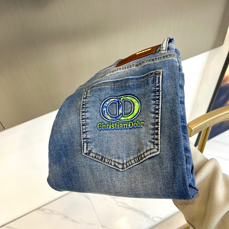 NO:918750,Dio, 2026 spring and summer men's jeans, reshape the classic denim style with exquisite craftsmanship. The style adopts slim and neat tailoring, accurately outlines the leg lines, and presents a modern style. The design focus is on the eye-catching double 'D' logo on the back pocket, which is beautifully presented with iconic embroidery technology, with 'Christian' underneath.  Dior' words, and echoes harmoniously with the exquisite brown leather brand signage, showing extraordinary identity and luxurious texture in every detail. Its style perfectly combines the elegant genes of high fashion houses with the casual attitude of street casualness, turning the brand's classic symbols into a statement of personality for daily wear. Whether it is paired with a simple  Wear it with a T-shirt for a modern day-to-day look, or combine it with a crisp shirt to enhance your look. You can confidently show off the unique exquisite style and extraordinary taste of Dior Men. 29-38 (no 37),, dior, dior, jeans, shirts, tees, t-shirt,19860909Dio迪奥、2026春夏男士牛仔裤,以精湛工艺重塑经典丹宁风范.款式采用修身利落剪裁,精准勾勒腿部线条,呈现现代型格.设计焦点集中于后袋醒目的双“D”标识以标志性刺绣工艺精彩呈现,其下搭配“Christian Dior”字样,并与精致的棕色皮质品牌标牌和谐呼应,于细节处尽显非凡身份与奢华质感.其风格完美融合了高级时装屋的优雅基因与街头休闲的随性态度,将品牌经典符号化为日常穿搭的个性宣言.无论是搭配简约T恤演绎摩登日常,还是与挺括衬衫组合提升造型层次,都能自信展现迪奥男士独有的精致型格与不凡品味.29-38（无37）,,dior,dior,jeans,shirts,tees，t-shirt,,Men's clothing