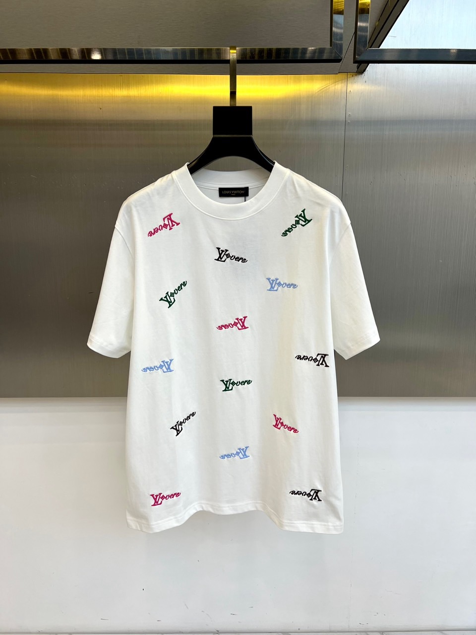 NO:773423,1v Vuitton, 2026 spring and summer new short-sleeved T-shirt, with solid color as the base, with the brand's classic floral letter embroidery scattered all over, using multiple colors to create a lively yet high-end visual hierarchy. The design style combines street trends and luxury craftsmanship, and the loose silhouette is suitable for  Suitable for daily wear and fashion styling, the round neck cut is simple and neat, highlighting the neck line. The embroidery details are exquisite and three-dimensional, and every letter is carefully arranged, which not only retains the brand recognition, but also injects youthful and artistic expression. The fabric is made of high-count cotton and is soft to the touch.  It is breathable, close to the skin, and suitable for spring and summer. The overall shape can be easily adapted to various occasions. Whether it is paired with jeans, shorts or casual pants, it can show a casual and easy fashion attitude. As a key item of the 2026 spring and summer series, it not only continues LV's consistent  The craftsmanship level is high, and the bold colors and patterns break the rules, making it a trendy choice not to be missed this season. Wear it to instantly release your personality charm and stand out from the crowd. 48-56 (model 173, 143 pounds, upper body size 50),, louis  vuitton,shorts,jeans,T-shirt,tees,t-shirt,198609091v威登、2026春夏新品短袖T恤,以纯色为基底,满幅散落品牌经典花体字母刺绣,采用多元色彩,营造出活泼又不失高级感的视觉层次.设计风格融合街头潮流与奢华工艺,宽松廓形适配日常穿搭与时尚造型,圆领剪裁简约利落,凸显颈部线条.刺绣细节精致立体,每一处字母都经过精心排布,既保留品牌辨识度,又注入年轻化、艺术化的表达.面料选用高支棉质,触感柔软透气,贴合肌肤,适合春夏季节穿着.整体造型轻松驾驭多种场合,无论是搭配牛仔裤、短裤还是休闲裤,都能展现随性洒脱的时尚态度.作为2026春夏系列重点单品,它不仅延续LV一贯的工艺水准,更以大胆的色彩与图案打破常规,成为本季不可错过的潮流之选.穿上它,即刻释放个性魅力,在人群中脱颖而出.48-56（模特173,143斤上身50码）,,louis vuitton,shorts,jeans,T-shirt,tees，t-shirt,,Men's clothing