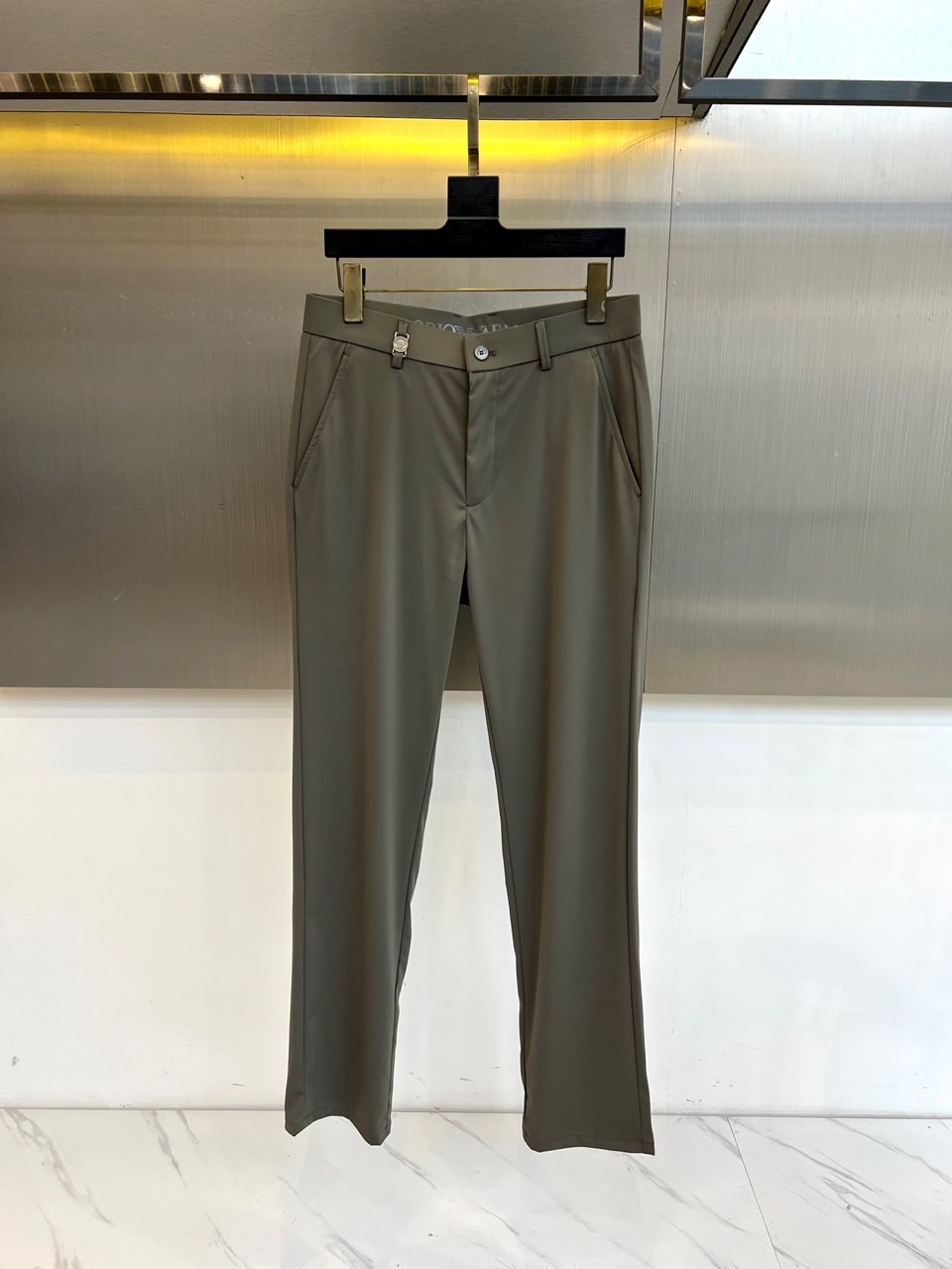 NO:773432,Armani, 2026 spring and summer new men's casual trousers, suitable for most body shapes. The selected 74 nylon + 15 viscose + 11 spandex blended fabric has drape, softness and micro-elastic properties. It can walk, sit and lie without restraint, and is suitable for urban elites' daily commuting, business and light socializing and other diverse scenarios.  .The silhouette is a slim straight cut, with clean lines that modify the shape of the legs. The simple metal buckle at the waist is matched with an exquisite stitching design, which shows a low-key sense of quality. The pocket details are both practical and aesthetic. The style combines business sophistication with casual casualness, retaining the formal feel of the trousers while breaking the stereotype due to the elasticity and looseness of the fabric.  , suitable for shirts, POLO, casual T-shirts and other tops, easily create a sophisticated commute style or weekend casual look. Washing requires gentle hand washing at 30℃ (or dry cleaning), hang drying, low temperature ironing, easy care and protection. The color is advanced and versatile, and can be easily integrated into the wardrobe in all seasons, from workplace meetings to  Urban roaming, a pair of pants unlocks a multi-faceted style. It is a must-have item to enhance the texture of the 2026 spring and summer, allowing comfort and elegance to go hand in hand. 30-40, no 37, 39 (please quote waist size when placing an order), armani, shirts, tees, t-shirt,19860909ARM阿玛尼、2026春夏新品男士休闲西裤,适配多数身形.甄选74锦纶+15粘胶+11氨纶混纺面料,兼具垂坠感、柔软度与微弹特性,行走坐卧无束缚,贴合都市精英日常通勤、商务轻社交等多元场景.版型为修身直筒剪裁,利落线条修饰腿型,腰头简约金属扣搭配精致压线设计,低调彰显品质感,口袋细节兼顾实用与美学.风格融合商务精致与休闲随性,既保留西裤的正式感,又因面料弹力与宽松度打破刻板,适配衬衫、POLO、休闲T恤等多种上装,轻松打造轻熟通勤风或周末休闲造型.洗涤需30℃温和手洗（或干洗）、悬挂晾干、低温熨烫,打理便捷更护衣.色调高级百搭,轻松融入四季衣橱,从职场会议到都市漫游,一条裤子解锁多面型格,是2026春夏提升穿搭质感的刚需单品,让舒适与优雅同行.30-40,无37,39（下单请报腰围尺码）,,armani,shirts,tees，t-shirt,,Men's clothing