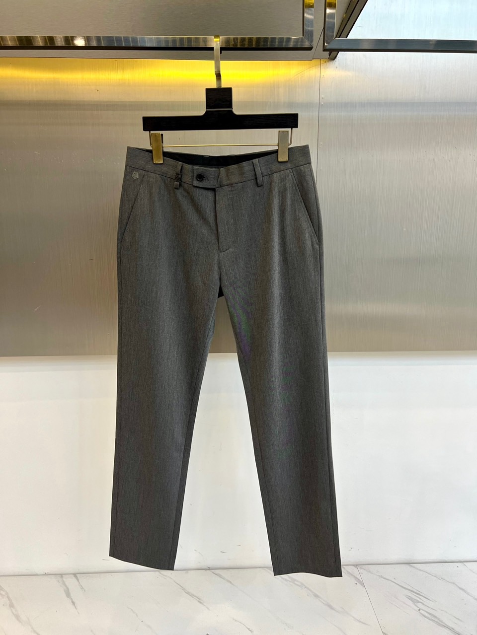 NO:773410,Zegna's new men's trousers for spring and summer 2026 reshape the boundaries between commuting and casual wear with neat tailoring. The colors are calm and elegant, suitable for workplace formal wear and can be integrated into daily looks, making it easy to control various occasions. The trousers adopt a micro-tapered design, which is naturally gathered from the waist to the trouser legs. , it not only retains the crisp silhouette, but also modifies the leg lines, and has a significant slimming and taller effect. The waist is equipped with standard belt loops and single-buckle closure, supplemented by hidden buckle details on the side, taking into account both practicality and sophistication. The double pleat design on the front enhances wearing comfort, allows free movement without tightness, and enhances the three-dimensional layering. The fabric is made of high-count blended material, which is light, breathable and has good drape. It is easy to wear in spring and summer, is wrinkle-resistant and easy to care for, and is suitable for commuting and business trips. The length of the trouser leg is precise, and it looks neat when paired with leather shoes or casual shoes. The overall style is simple and high-end, without unnecessary decoration, emphasizing texture and proportion, which is modern urban An indispensable and versatile item in men's wardrobe. Whether it is a business meeting, daily office, or weekend date, these trousers can help you cope with every important moment with a low-key and elegant attitude. 30-38, no 37 (please quote waist size when placing an order),,zegna,19860909Zegna杰尼亚、2026春夏新品男士西裤,以利落剪裁重塑通勤与休闲穿搭边界.色调沉稳大气,适配职场正装亦能融入日常造型,轻松驾驭多元场合.裤型采用微锥形设计,从腰头至裤脚自然收束,既保留挺括廓形,又修饰腿部线条,显瘦显高效果显著.腰头配备标准皮带袢与单扣闭合,辅以侧边暗扣细节,兼顾实用与精致感.前幅双褶设计提升穿着舒适度,活动自如不紧绷,同时增强立体层次.面料选用高支混纺材质,轻盈透气且垂坠感佳,春夏穿着无负担,抗皱易打理,通勤出差皆宜.裤脚长度精准,搭配皮鞋或休闲鞋皆显利落.整体风格简约高级,无多余装饰,强调质感与比例,是现代都市男性衣橱中不可或缺的百搭单品.无论是商务会议、日常办公,还是周末约会,这条西裤都能以低调优雅的姿态,助你从容应对每一个重要时刻.30-38,无37（下单请报腰围尺码）,,zegna,,Men's clothing