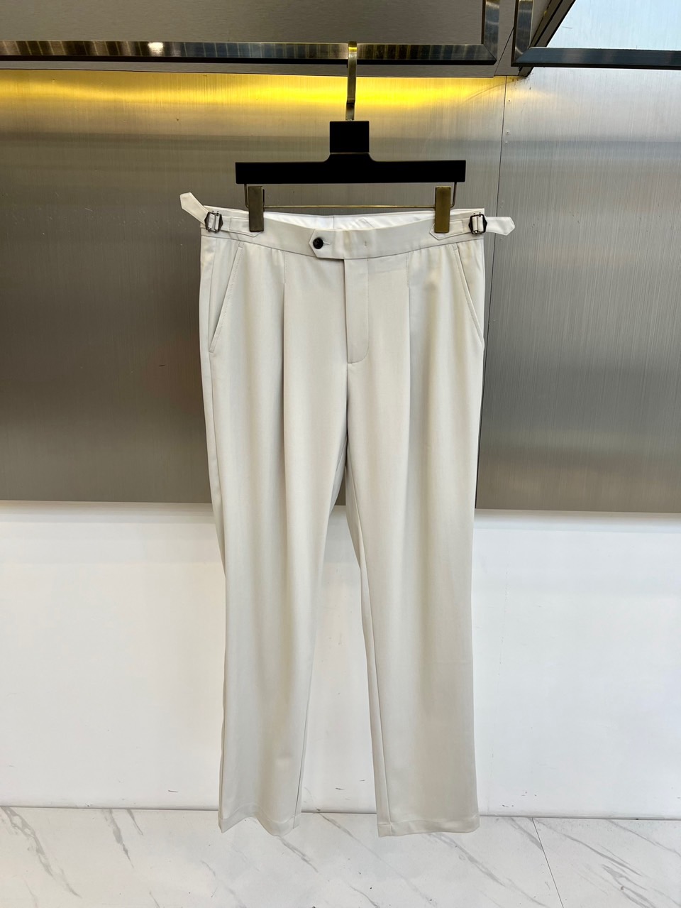 NO:773412,Brunello Cucinelli-BC, the new 2026 spring and summer men's trousers, uses pure tones to reshape the elegant boundaries between summer business and vacation. These trousers are slim and straight-cut, with smooth and neat lines, which perfectly fit the leg curves, retaining the crispness of formal wear while adding casual comfort.  In terms of style, it breaks the dullness of traditional trousers. The unique black buttons on the back pocket create a sharp visual contrast, and the details show Italian ingenuity. The fabric is made of high-quality materials, with a smooth and delicate touch, excellent drape, and is not easy to wrinkle, making it easy to cope with various occasions.  Whether paired with a blazer of the same color to create a high-end suit look, or paired with a simple Polo shirt for a holiday style, it can show your extraordinary taste and is an indispensable and versatile item in your summer wardrobe. 30-38 (no 35.37),, brunello  cucinelli,jackets & coats,business suit,19860909Brunello Cucinelli-BC、2026春夏新品男士西裤,以纯净的色调,重塑夏日商务与度假的优雅边界.这款西裤采用修身直筒剪裁,线条流畅利落,完美贴合腿部曲线,既保留了正装的挺括感,又增添了休闲的舒适度. 风格上,它打破了传统西裤的沉闷,后袋独特的黑色纽扣点缀,形成鲜明的视觉对比,细节之处尽显意式匠心.面料甄选高品质材质,触感柔滑细腻,垂坠感极佳,不易起皱,轻松应对各种场合.无论是搭配同色系西装外套打造高级套装造型,还是搭配简约Polo衫演绎度假风,都能彰显不凡品味,是您夏日衣橱中不可或缺的百搭单品.30-38（无35.37）,,brunello cucinelli,jackets & coats,business suit,,Men's clothing