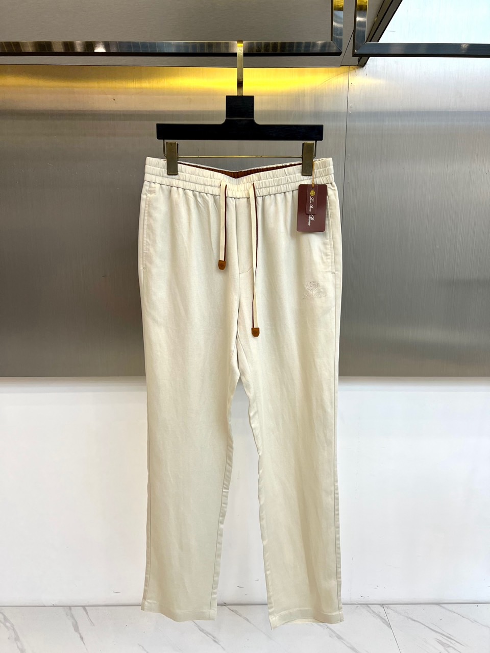NO:773414,Loro  Piana's new men's casual pants for spring and summer 2026 interpret fresh summer aesthetics with pure colors. They are made of light and breathable cotton and linen fabrics. They are soft and skin-friendly, have good drape, and have no sense of restraint when worn. They are suitable for commuting, vacations, daily outings and other diverse scenes. Elastic waistband  With a two-color drawstring design, the embellishment enhances the details and texture, taking into account both comfortable adjustment and visual hierarchy; the straight-leg pants shape the legs, and the neat tailoring elongates the body proportions, allowing natural stretching without being tight when walking. The exquisite embroidered logo on the side of the pants shows the brand style in a low-key manner, refusing to be exaggerated but having its own attitude, conveying lightness  Business casual dressing philosophy. The overall style is simple but not simple, blending the sophistication of modern cities with the relaxation of vacation style. The color matching is versatile and attractive. It can be worn alone or layered with shirts, T-shirts, and sweaters, and can easily control every moment from morning coffee to evening breeze. 2026 Spring and Summer Trends Forecast,  These trousers respond to seasonal needs with a practical design, allowing comfort and style to coexist. They are an indispensable high-end basic item in the wardrobe, bringing a light and comfortable wearing experience to men who pursue a quality life. 48-56 (model 173, 143 pounds, upper body size 50),,loro  piana,shirts,tees,t-shirt,19860909Loro Piana诺悠翩雅、2026春夏新品男士休闲裤,以纯色调诠释清新夏日美学,采用轻盈透气棉麻面料打造,触感柔软亲肤,垂坠感佳,穿着无束缚感,适配通勤、度假、日常出街等多元场景.松紧腰头搭配双色抽绳设计,点缀提升细节质感,兼顾舒适调节与视觉层次；直筒裤型修饰腿型,利落剪裁拉长身形比例,走动间自然舒展不紧绷.裤侧精致刺绣标识低调彰显品牌格调,拒绝浮夸却自有态度,传递轻商务休闲的穿搭哲学.整体风格简约不简单,融合现代都市的精致与度假风的松弛,配色百搭耐看,可单穿亦可叠搭衬衫、T恤、针织衫,轻松驾驭从晨间咖啡到傍晚微风的每一刻.2026春夏趋势前瞻,这款长裤以实穿设计回应季节需求,让舒适与型格并存,是衣橱中不可或缺的高阶基础单品,为追求品质生活的男士带来轻盈自在的穿着体验.48-56（模特173,143斤上身50码）,,loro piana,shirts,tees，t-shirt,,Men's clothing