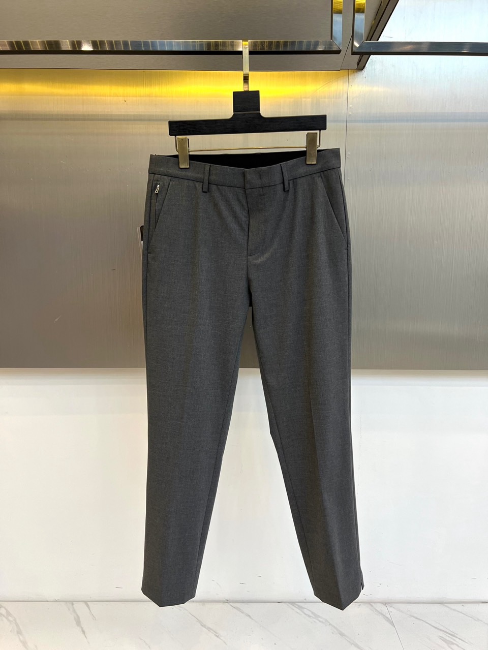 NO:773417,Prada's new 2026 spring and summer trousers outline high-end commuting aesthetics with minimalist lines, and the tones are calm and restrained, suitable for many scenes in the workplace and life. The triangle logo on the back waist is a low-key finishing touch, giving brand recognition without being ostentatious, and showing exquisite taste. The fabric is made of a scientific ratio of 61 polyester fiber + 11 viscose modal + 7 sheep wool + 6 spandex + 5 acetate fiber, taking into account the crisp silhouette and smooth touch, and it drape smoothly and is not easy to wrinkle, allowing movement.  The freedom makes your body shape more neat. It fits the Asian men's body shape, and the slim straight cut elongates the proportion of the legs, visually making them appear more slender and straight. The details are hidden with craftsmanship, the back pockets are neatly pressed, and the waist structure fits the waist, improving the overall texture. It is light, breathable, and not stuffy, making it comfortable and burdenless to wear in spring and summer. It is an indispensable and cost-effective item in the modern men's wardrobe. 30-38, no 37 (please quote waist size when placing an order),, prada, prada,19860909Prad普拉达、2026春夏新品西裤,以极简线条勾勒高级通勤美学,色调沉稳内敛,适配职场与生活多场景.后腰三角徽标低调点睛,赋予品牌辨识度却不张扬,彰显精致品味.面料采用61聚酯纤维+11粘纤莫代尔+7绵羊毛+6氨纶+5醋酸纤维的科学配比,兼顾挺括廓形与柔滑触感,垂坠顺滑不易皱,活动自如更显身形利落.贴合亚洲男士体型,修身直筒剪裁拉长腿部比例,视觉上更显修长挺拔.细节处暗藏匠心,后袋压线工整,腰部结构贴合腰身,提升整体质感.轻盈透气不闷热,春夏穿着舒适无负担,是现代男士衣橱中不可或缺的高性价比单品.30-38,无37（下单请报腰围尺码）,,prada,prada,,Men's clothing