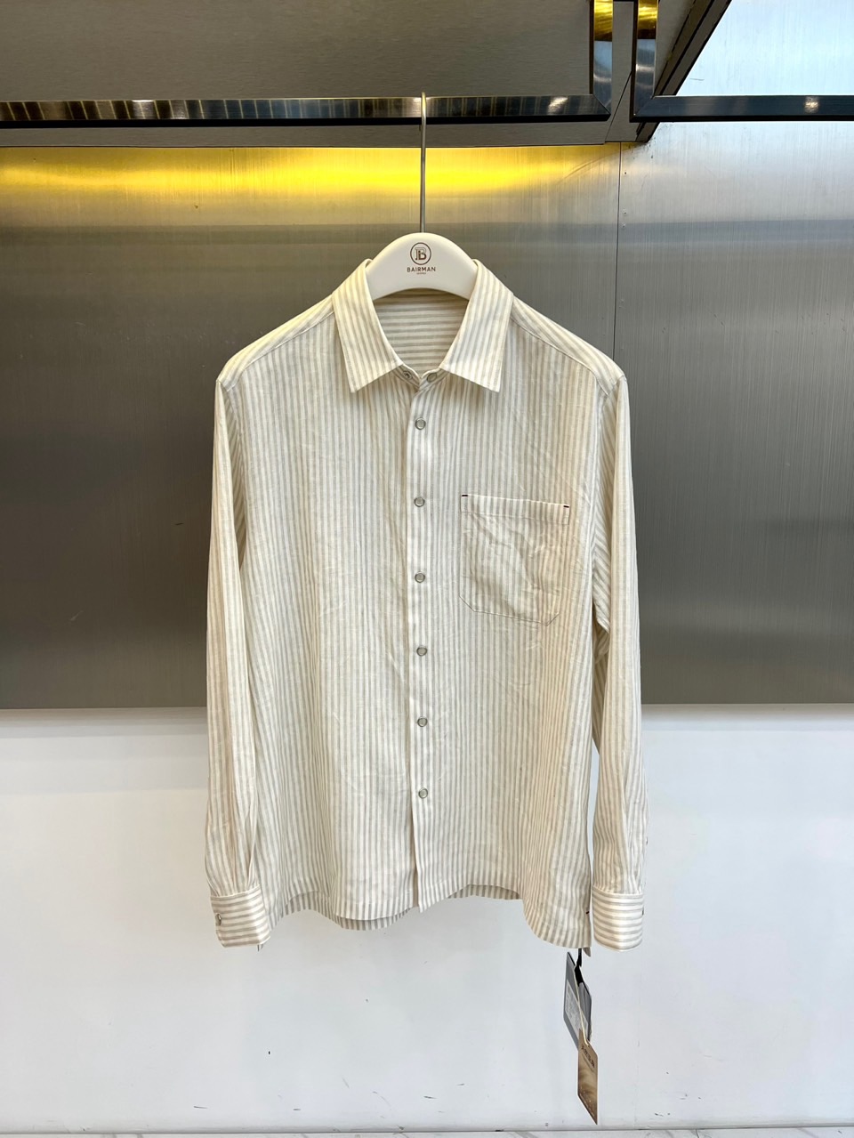 NO:773419,Kiton, 2026 spring and summer new long-sleeved shirt, has simple and high-end striped design, neat lapels + classic single-breasted buttons + chest pockets, and a crisp and casual style with a formal feel. Linen fabric, natural fiber, has breathable, moisture-absorbing, antibacterial and deodorant properties. The large fiber gaps allow the wearer to stay dry at all times, sweat can be discharged quickly, and it can also inhibit the growth of bacteria and bid farewell to odors; it is non-irritating to the skin, environmentally friendly, healthy and environmentally friendly. Suitable for a variety of body shapes, daily commuting, and leisure outings.  It can be easily used in travel and light business occasions. It combines natural texture with urban fashion, the striped elements are classic and timeless, and the linen texture gives a unique sense of high-end. Every detail highlights the quality, allowing you to enjoy the comfort and care of natural fabrics in spring and summer, and stand out with simple and stylish outfits. It is easy to create a C-level wardrobe item with both warmth and style. 48-56 (model is 173, 143 pounds, upper body size 50),, shirts,19860909Kiton奇顿、2026春夏新品长袖衬衫,条纹设计简约高级,利落翻领+经典单排扣+胸袋,版型挺括休闲兼具正式感.亚麻面料,天然纤维自带透气、吸湿、抗菌防臭特性,纤维空隙大让穿着时刻干爽,汗液快速排出,还能抑制细菌滋生告别异味；对皮肤无刺激、对环境友好,健康环保.适配多种身形,日常通勤、休闲出游、轻商务场合都能轻松驾驭.将自然质感与都市时尚融合,条纹元素经典不过时,亚麻肌理赋予独特高级感,每一处细节都彰显品质,让你在春夏时节既能享受天然面料的舒适呵护,又能以简约有型的穿搭脱颖而出,轻松打造兼具温度与风度的衣橱C位单品.48-56（模特173,143斤上身50码）,,shirts,,Men's clothing