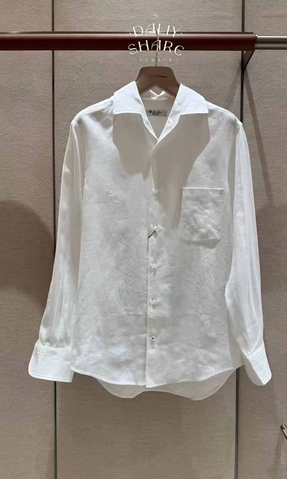 NO:773422,Loro  Piana's new spring and summer 2026 long-sleeved shirt, made of linen, has a classic lapel + single breast pocket design, is simple and neat, the button placket opens and closes smoothly, the long sleeves naturally drape, and the style is loose and comfortable. It not only retains the formal feel of the shirt, but also injects a casual and casual temperament due to the natural breathability of linen.  Linen fabric has its own breathability, which makes it refreshing and not sweaty when worn in spring and summer. The pleated texture adds a casual and lazy high-end texture, which is suitable for urban commuting, weekend leisure and other scenes. Class B safety standards make it safe to wear close to the body. The brand logo is exquisite, and the details highlight the quality. From the fabric to the tailoring, 'less' is interpreted  'is more' minimalist aesthetics, a shirt unlocks the dual style of workplace sophistication and daily relaxation. It is a versatile item in the spring and summer wardrobe that is both practical and fashionable. It allows you to switch between temperature and style, and easily achieves a lazy and advanced spring and summer dressing atmosphere. 48-56 (model is 173, 143 pounds, upper body size 50),, loro piana, shirts,19860909Loro Piana诺悠翩雅、2026春夏新品长袖衬衫,亚麻材质,经典翻领+单胸袋设计,简约利落,纽扣门襟顺滑开合,长袖自然垂坠,版型宽松舒适,既保留衬衫的正式感,又因亚麻的天然透气感注入休闲随性气质.亚麻面料自带呼吸感,春夏穿着清爽不闷汗,褶皱纹理更添随性慵懒的高级质感,适配都市通勤、周末轻休闲等多场景.B类安全标准,贴身穿着也安心.品牌标识精致,细节彰显品质,从面料到剪裁都诠释“less is more”的极简美学,一件衬衫解锁职场干练与日常松弛的双重风格,是春夏衣橱里兼具实用性与时尚感的百搭单品,让你在温度与风度间从容切换,轻松拿捏慵懒高级的春夏穿搭氛围.48-56（模特173,143斤上身50码）,,loro piana,shirts,,Men's clothing