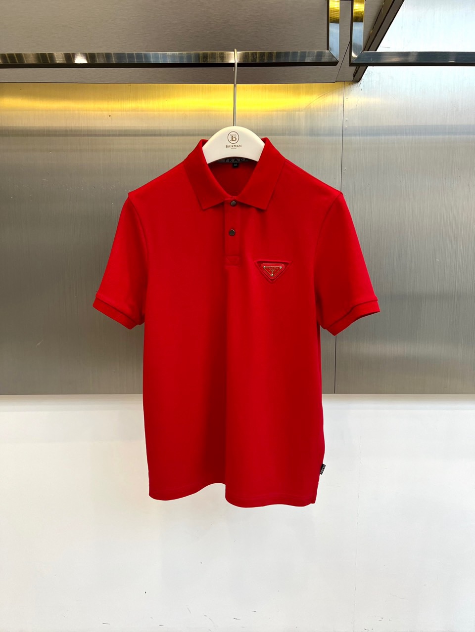 NO:773429,Prad, 2026 spring and summer new short-sleeved POLO shirt, with a neat lapel and classic two-button design, is simple yet exquisite, and is embellished with a three-dimensional triangle badge on the chest, which instantly enhances brand recognition and fashion tension. The overall tailoring is slim and not tight, and can be used in many ways.  The body shape and short-sleeved design are refreshing and neat, which is perfect for spring and summer commuting, leisure, light business and other scenarios. The fabric is blended with 96.3 high-count cotton and 3.7 spandex, which is soft and skin-friendly, breathable and sweat-absorbent, elastic and close-fitting yet firm, so you can sit and walk for a long time without feeling restrained. With  The color has great visual impact, showing off your complexion and full of festive atmosphere. It is an eye-catching choice for daily outings. It can be easily worn with trousers, casual pants or jeans. It has a sense of high-end and vitality after the upper body. It is a must-have item in the wardrobe of urban men who pursue quality and fashion. Whether it is for work or work  Whether you are an elite in the field or a fashion player, this POLO shirt can make you stand out from the crowd and show your taste and attitude. 48-56 (model weighs 173,143 pounds, upper body size 50),, prada, prada, jeans, T-shirt,19860909Prad普拉达、2026春夏新品短袖POLO衫,以利落翻领搭配经典两粒扣设计,简约中透着精致感,胸前立体三角徽章点缀,瞬间提升品牌辨识度与时尚张力.整体剪裁修身不紧绷,适配多种身形,短袖设计清爽利落,完美契合春夏通勤、休闲、轻商务等多场景穿搭.面料采用96.3高支棉与3.7氨纶混纺,触感柔软亲肤,透气吸汗,弹力贴身却不失挺括,久坐久走亦无束缚感.配色极具视觉冲击力,既显气色又充满节日氛围,日常出街的吸睛之选.搭配西裤、休闲裤或牛仔裤皆可轻松驾驭,上身后自带高级感与活力感,是追求品质与时尚的都市男士衣橱必备单品.无论是职场精英还是潮流玩家,这件POLO衫都能让你在人群中脱颖而出,彰显品味与态度.48-56（模特173,143斤上身50码）,,prada,prada,jeans,T-shirt,,Men's clothing