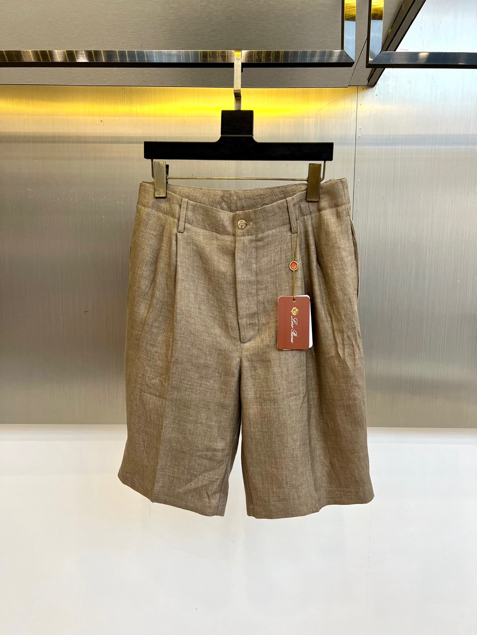 NO:773431,Loro Piana's 2026 spring and summer new high-end ramie men's casual pants have a simple and neat style, with a pleated design at the waist, and classic buttons and zipper placket, which modify the figure and are easy to wear. The style perfectly combines Italian leisure and urban elegance, easily adapting to various occasions from daily commuting to weekend leisure, and interpreting calm taste.  The fabric is selected from ramie, adhering to the brand's strict standards for fabrics. Ramie fiber gives the fabric a natural crisp texture and excellent breathability. It feels refreshing and skin-friendly, making it an ideal choice for the spring and summer climate.  The detailed craftsmanship shows the extraordinary craftsmanship. The pleats on the waist have smooth lines and neat structure; the stitching is even and fine to ensure durability. Details such as the exquisite brand label on the inside and textured buttons on the outside show exquisite quality and luxury style in a low-key manner. 48-56 (please quote waist size when placing an order),,loro piana,19860909Loro Piana 2026春夏新品高端苎麻男士休闲裤,款式简约利落,腰部带有褶裥设计,配合经典纽扣与拉链门襟,修饰身形且穿着便捷.风格完美融合意式休闲与都市优雅,轻松适配从日常通勤到周末闲暇的多种场合,诠释从容品味. 面料精选苎麻,秉承品牌对面料的严苛标准.苎麻纤维赋予面料天然的挺括质感与卓越的透气性,触感清爽亲肤,是应对春夏气候的理想之选. 细节工艺彰显非凡匠心腰部的褶裥线条流畅,结构工整；缝线均匀细密,确保耐用度.内侧精致的品牌标签与外侧质感纽扣等细节,均于低调中展现精湛品质与奢华格调.48-56（下单请报腰围尺寸）,,loro piana,,Men's clothing