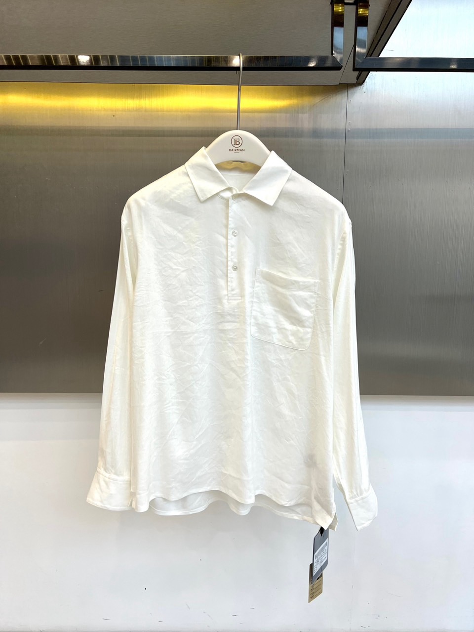 NO:773427,Loro  Piana's new spring and summer 2026 long-sleeved shirt, simple design, classic folded collar, three buttons on the front + one side pocket, neat and casual. The fabric is 55 linen + 42 viscose + 3 spandex, linen is breathable and skin-friendly, with a natural texture.  It is refreshing and not stuffy to wear in spring and summer. The viscose fiber drapes smoothly, and the spandex blessing makes the body slightly elastic and comfortable, and there is no restriction in movement. The style is loose and comfortable, the hem is irregularly cut, and the lazy atmosphere is full. It is suitable for daily commuting and leisure outings. Safety category GB18401-2010  Category B, you can wear it close to the body and feel safe. The refreshing feeling of spring and summer 2026 is hidden in the linen texture and loose silhouette of this shirt. It is simple but not simple, and can easily handle the high-end casual style. It is a versatile item in your spring and summer wardrobe. 48-56 (model is 173, 143 pounds, upper body size 50),, loro piana, shirts,19860909Loro Piana诺悠翩雅、2026春夏新品长袖衬衫,简约设计,领口经典翻折,前襟三粒扣+单侧口袋,利落又不失随性.面料55亚麻+42粘纤+3氨纶,亚麻透气亲肤,自带自然肌理感,春夏穿清爽不闷热,粘纤柔滑垂坠,氨纶加持让衣身微弹舒适,活动无束缚.版型宽松自在,下摆不规则剪裁,慵懒氛围拉满,日常通勤、休闲出街都能适配,安全类别GB18401-2010 B类,贴身穿着也安心.2026春夏的清爽感,就藏在这件衬衫的亚麻肌理与宽松廓形里,简约不简单,轻松拿捏高级休闲风,是你春夏衣橱里的百搭刚需单品.48-56（模特173,143斤上身50码）,,loro piana,shirts,,Men's clothing