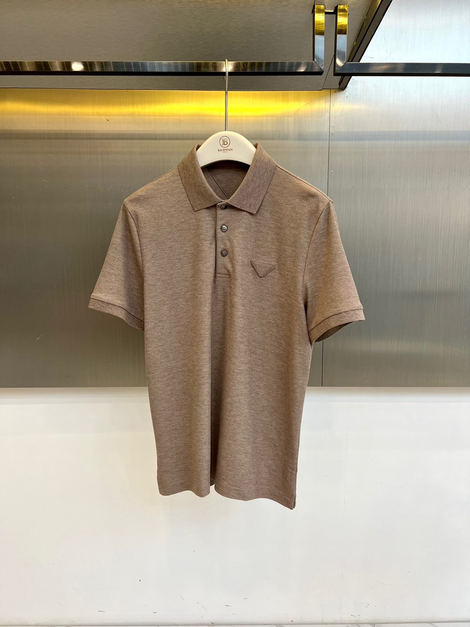 NO:773430,Prad, the new short-sleeved Polo shirt for spring and summer 2026, reshapes the urban leisure aesthetics with a minimalist silhouette. The lapel design is neat and stylish, with three concealed buttons for low-key embellishment. The triangular patch pocket on the chest adds detailed texture. The overall line is clean and smooth, suitable for  Suitable for commuting, light business and weekend travel. The fabric is made of 64 long-staple cotton + 31 Lenzing Modal + 5 wool blend, which is smooth and skin-friendly, breathable and moisture-absorbent, both stiff and drapey, light and comfortable, making it burden-free to wear in spring and summer. It is moist and versatile, does not pick on skin tone, and is lightweight  Wear it loosely with jeans, casual pants or suit trousers to create a relaxed and fashionable look, interpreting light and luxurious everyday life with a high cost performance. Whether it is a coffee shop negotiation, a city stroll or a weekend vacation, this Polo shirt can inject you with a calm aura, making simplicity the most advanced expression, redefining the texture of the spring and summer wardrobe. L-4XL (model 173,143 pounds upper body XL size),, prada, prada, jeans, T-shirt, business  suit,19860909Prad普拉达、2026春夏新品短袖Polo衫,以极简廓形重塑都市休闲美学,翻领设计利落有型,三粒暗扣低调点缀,胸前三角贴袋增添细节质感,整体线条干净流畅,适配通勤、轻商务与周末出行.面料采用64长绒棉+31兰精莫代尔+5羊毛混纺,触感柔滑亲肤,透气吸湿,兼顾挺括垂坠与轻盈舒适,春夏穿着无负担.温润百搭,不挑肤色,轻松驾驭牛仔裤、休闲裤或西装裤,打造松弛有度的时髦造型,高性价比诠释轻奢日常.无论是咖啡厅洽谈、城市漫步还是周末度假,这件Polo衫都能为你注入从容气场,让简约成为最高级的表达,重新定义春夏衣橱的质感之选.L-4XL（模特173,143斤上身XL码）,,prada,prada,jeans,T-shirt,business suit,,Men's clothing