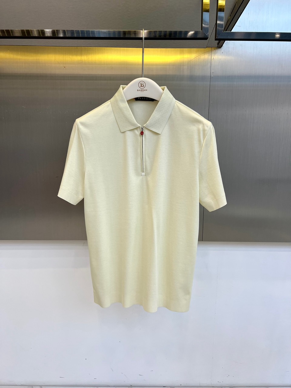 NO:773433,Kiton, the new men's short-sleeved POLO shirt for spring and summer 2026, adopts leg-length craftsmanship, neat tailoring, crisp silhouette, smooth upper body lines, and adapts to a variety of body shapes. The color is fresh and soft, with a sense of luxury, making it easy to control business and leisure, urban commuting and light duty.  Fake style. The neckline and placket are designed with delicate ribbed knitting to enhance the sophistication. It is paired with metal zippers and red beads to break the rules and add fashion tension. The fabric feels smooth and skin-friendly, has good breathability, takes into account comfort and texture, and is suitable for wearing in many scenes in spring and summer. Simple but not simple.  , low-key yet elegant, it is a must-have item in the wardrobe for men who pursue quality life. The details are ingenious, and the hem-to-foot craftsmanship ensures that the hem is smooth and compliant, without curling or looseness, and remains crisp and stylish for a long time. Whether you are a professional elite, an urban trendy person, or a daily wearer who pays attention to the quality of clothing.  Regular commuters can find their own style language in this POLO shirt. In the spring and summer of 2026, start with a short-sleeved shirt with attitude to reshape your daily look. M-4XL (model weighs 173,143 pounds, upper body size L),, T-shirt,19860909Kiton奇顿、2026春夏新品男士短袖POLO衫,采用齐脚工艺,剪裁利落,版型挺括,上身线条流畅,适配多种身形.色调清新柔和,自带高级感,轻松驾驭商务休闲、都市通勤及轻度假风格.领口与门襟运用细腻罗纹针织设计,提升精致度,搭配金属拉链与红珠点缀,打破常规,增添时尚张力.面料触感柔滑亲肤,透气性佳,兼顾舒适与质感,适合春夏多场景穿着.简约不简单,低调中彰显品味,是追求质感生活男士的衣橱必备单品.细节处见匠心,齐脚工艺确保下摆平整服帖,不卷边、不松垮,长久保持挺括有型.无论是职场精英、都市潮人,还是注重穿搭质感的日常通勤者,都能在这件POLO衫中找到属于自己的风格语言.2026春夏,从一件有态度的短袖开始,重塑你的日常造型.M-4XL（模特173,143斤上身L码）,,T-shirt,,Men's clothing