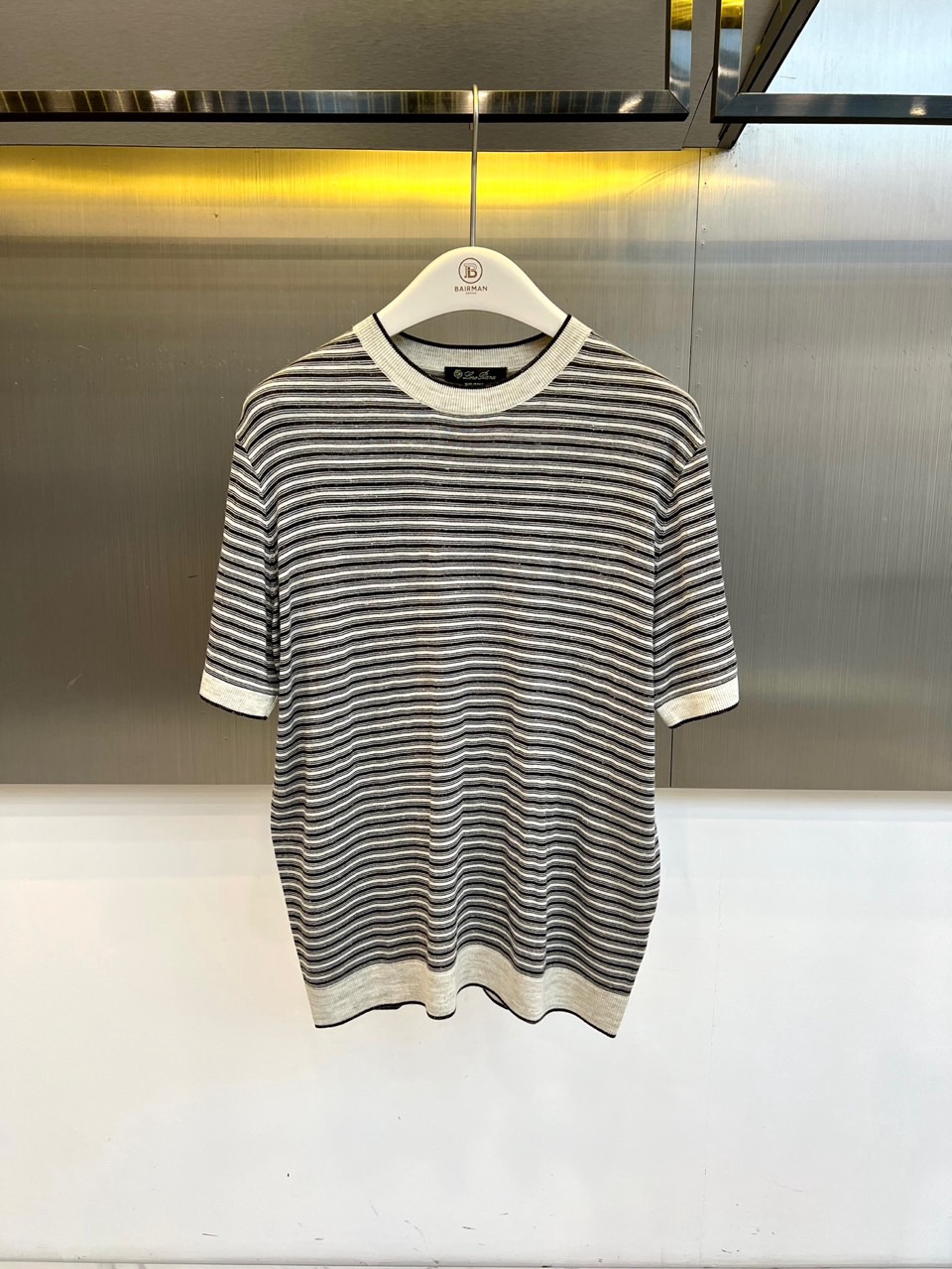 NO:773435,Loro  Piana's elegant, new 2026 spring and summer striped short-sleeved sweater features a neat round neck with a loose fit. The thin stripes interweave a classic yet modern visual rhythm, and the body, cuffs, and hem have contrasting hemming designs.  , cleverly improves the sophistication, the overall style is simple and high-end, and has versatile attributes for commuting and leisure, easily adapting to many scenes such as the workplace and daily outings. The material is made of 83 acrylic + 17 linen blended fabric, which retains the stiffness of acrylic.  Including texture and anti-wrinkle properties, it also incorporates the natural breathable texture of linen. It is light and not sweaty when worn in spring and summer. It feels soft but full of muscles. It is not easy to deform after long-term wear and meets the needs of different body shapes. With its classic stripes and comfortable texture, it has become  The 'universal item' in the wardrobe injects a neat and elegant fashion attitude into spring and summer wear, allowing you to find the perfect balance between temperature and style. 48-56 (model is 173, 143 pounds, upper body size 50),,loro  piana,T-shirt,19860909Loro Piana诺悠翩雅、2026春夏新品条纹短袖针织衫,以利落圆领搭配宽松版型,细条纹交织出经典又不失现代感的视觉韵律,衣身、袖口、下摆的撞色包边设计,巧妙提升精致度,整体风格简约高级,兼具通勤与休闲的百搭属性,轻松适配职场、日常出街等多场景.材质上采用83腈纶+17亚麻的混纺面料,既保留腈纶的挺括质感与抗皱特性,又融入亚麻的天然透气肌理,春夏穿着轻盈不闷汗,触感柔软却富有筋骨,久穿不易变形,满足不同身形需求.凭借其经典条纹与舒适质感,成为衣橱里的“万能单品”,为春夏穿搭注入一份利落优雅的时尚态度,让你在温度与风度间找到完美平衡.48-56（模特173,143斤上身50码）,,loro piana,T-shirt,,Men's clothing