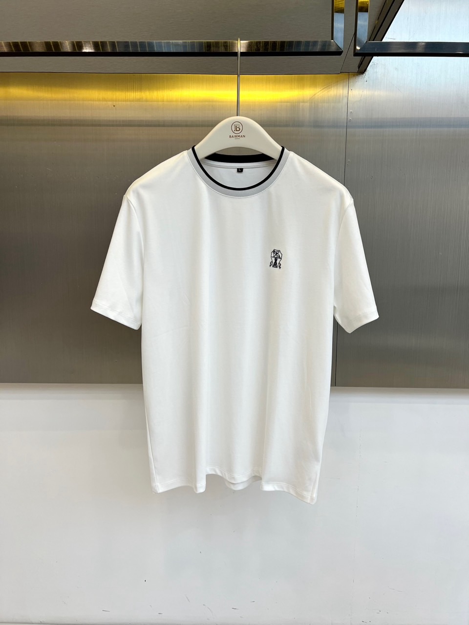 NO:773437,Brunello  Cucinelli-BC, 2026 spring and summer new short-sleeved T-shirt, interprets advanced daily aesthetics with minimalist design, solid color with exquisite contrasting ribbed neckline, and ingenious craftsmanship in every detail. A small embroidered badge is embellished on the left chest, revealing brand recognition in a low-key manner, adding a finishing touch to the overall look. The loose fit  Comfortable, drop-shoulder tailoring accommodates various body shapes, and can be easily controlled whether it is commuting, leisure or light sports. The fabric is made of 95 cotton + 5 spandex blend, which is soft and skin-friendly, breathable and sweat-absorbent, fits the skin while maintaining elasticity, and is not easily deformed after long-term wear. The lining label clearly indicates the safety category GB18401-2010  Category B and FZ/T73020-2019 standards, in line with national quality inspection standards, safe to wear close to the body. Washing instructions intimately remind you to machine wash in cold water, do not bleach, iron at low temperature, and dry on the inside to extend the life of the clothes. The overall style is simple but not simple.  Single, with both texture and practicality, it is an indispensable basic and versatile item in the spring and summer wardrobe. It can easily improve the daily style and make comfort and fashion go hand in hand. M-4XL (model weighs 173, 143 pounds, upper body size L), brunello  cucinelli,T-shirt,tees,t-shirt,19860909Brunello Cucinelli-BC、2026春夏新品短袖T恤,以极简设计诠释高级日常美学,纯色搭配精致撞色罗纹领口,细节处彰显匠心工艺.左胸处点缀小巧刺绣徽章,低调中流露品牌辨识度,为整体造型增添点睛之笔.版型宽松舒适,落肩剪裁包容各种身形,无论是通勤、休闲还是轻运动场景皆能轻松驾驭.面料采用95棉+5氨纶混纺,柔软亲肤、透气吸汗,贴合肌肤同时保有弹性,久穿不易变形.内衬标签清晰标注安全类别GB18401-2010 B类及FZ/T73020-2019标准,符合国家质检规范,安心贴身穿着.洗涤说明贴心提示冷水机洗、不可漂白、低温熨烫、反面晾晒,延长衣物寿命.整体风格简约不简单,兼具质感与实穿性,是春夏衣橱不可或缺的基础百搭单品,轻松提升日常穿搭格调,让舒适与时尚同行.M-4XL（模特173,143斤上身L码）,,brunello cucinelli,T-shirt,tees，t-shirt,,Men's clothing