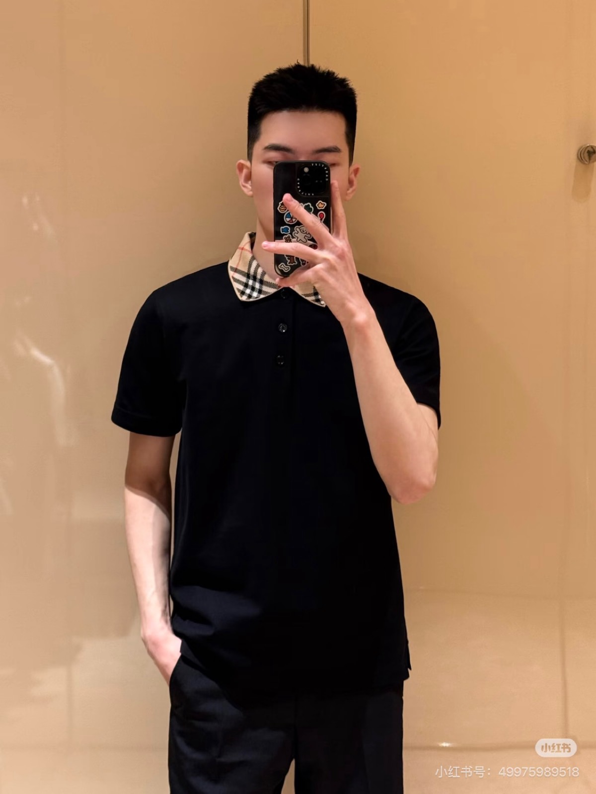 NO:773439,Burberry, the new short-sleeved T-shirt for spring and summer 2026, combines the classic Polo style with trendy design to create a fashionable item suitable for both commuting and leisure. The solid color main body is clean and neat, visually refreshing and slim, suitable for all kinds of bottoms and occasions; the iconic plaid lapel is the finishing touch and inspiration  Derived from British classics, the intertwined retro patterns inject exquisite texture into the simple body, highlighting taste and personality in a low-key manner. The fabric is made of high-quality cotton, which is soft and skin-friendly, breathable and sweat-absorbent. It is comfortable and not stuffy to wear in spring and summer, taking into account daily practical wear and high-end texture. The body is tailored and not tight, and the short sleeves are just the right length.  It modifies the shoulder and arm lines and is suitable for a variety of body shapes. The three-button design on the neckline allows you to freely adjust the opening and closing, adding layering to the look. It is suitable for urban people who pursue both quality and style. Whether it is for workplace commuting, weekend dates, or light sports occasions, it can be easily controlled and performed calmly.  Xin's spring and summer fashion. A piece that brings out texture and attitude. It is an indispensable and versatile classic in the wardrobe. 48-56 (model weighs 173,143 pounds, upper body size 50),, burberry, burberry, T-shirt, tees, t-shirt,19860909Bur巴宝莉、2026春夏新品短袖T恤,以经典Polo版型融合潮流设计,打造轻奢通勤与休闲皆宜的时尚单品.纯色主体干净利落,视觉上清爽显瘦,适配各类下装与场合；标志性格纹翻领是点睛之笔,灵感源自英伦经典,交织的复古图案为简约衣身注入精致质感,低调中彰显品味与个性.面料采用优质棉,触感柔软亲肤,透气吸汗,春夏穿着舒适不闷热,兼顾日常实穿与高级质感.衣身剪裁合体不紧绷,短袖长度恰到好处,修饰肩线与手臂线条,适合多种身形.领口三颗纽扣设计,可自由调节开合度,增添造型层次感.适合追求品质与风格并重的都市人群.无论是职场通勤、周末约会,还是轻运动场合,都能轻松驾驭,演绎从容自信的春夏风尚.一件穿出质感,穿出态度,是衣橱中不可或缺的百搭经典.48-56（模特173,143斤上身50码）,,burberry,burberry,T-shirt,tees，t-shirt,,Men's clothing