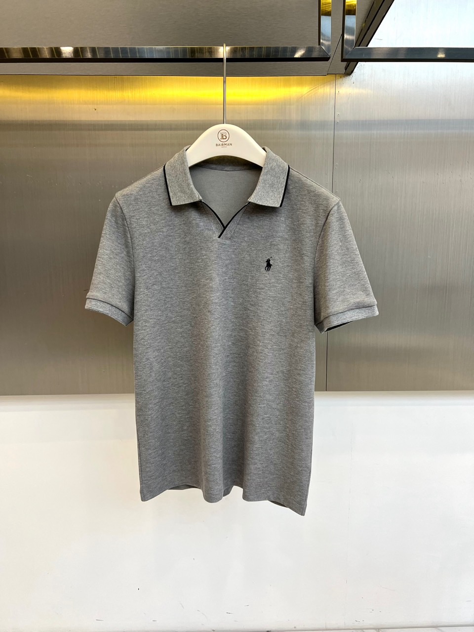 NO:773441,Polo Ralph  Lauren Ralph Lauren, 2026 spring and summer new short-sleeved Polo shirt, selects double-sided mercerized fabric, feels as smooth as silk, has a delicate and high-grade luster, is breathable and stiff, and can adapt to the spring breeze and the warm summer sun. Classic lapel design, the collar and placket are decorated with exquisite fine edge piping  , simplicity reveals ingenious details, enhancing the overall sense of hierarchy. The left chest is embellished with a small three-dimensional embroidered Polo Knight logo, low-key highlighting the brand style and sporty elegance. The short sleeves are neatly cut and fit, not tight or loose, and are perfect for urban men's daily commuting, weekend leisure or light business occasions.  The main color is calm and elegant, versatile and easy to wear with jeans, casual pants or suit pants, creating a refreshing and capable look. The body adopts three-dimensional cutting technology, the shoulder line is natural and smooth, and the back hem is slightly arc designed, allowing free movement without restraint. Whether it is paired with sports shoes to show vitality, or with leather shoes to express  It is stable and can be used with ease. This Polo shirt is not only the texture of the spring and summer wardrobe, but also an expression of life attitude that pays equal attention to taste and comfort, making every wear a statement of confidence and calmness. 48-56 (model is 173, 143 pounds, upper body size 50),, loro  piana,sneakers,jeans,T-shirt,business suit,19860909Polo Ralph Lauren拉夫劳伦、2026春夏新品短袖Polo衫,甄选双面丝光面料,触感柔滑如丝,光泽细腻高级,兼具透气性与挺括感,适应春日微风与夏日暖阳.经典翻领设计,领口与门襟饰以精致细边滚边,简约中透出细节匠心,提升整体层次感.左胸处点缀小巧立体刺绣马球骑士标志,低调彰显品牌格调与运动优雅精神.短袖剪裁利落合身,不紧绷不松垮,完美贴合都市男士日常通勤、周末休闲或轻商务场合.主色调沉稳大气,百搭不挑人,轻松驾驭牛仔裤、休闲裤或西装裤,打造清爽干练造型.衣身采用立体剪裁工艺,肩线自然流畅,后背下摆微弧设计,活动自如无束缚.无论是搭配运动鞋展现活力,还是配皮鞋诠释稳重,皆能游刃有余.此款Polo衫不仅是春夏衣橱的质感担当,更是品味与舒适并重的生活态度表达,让每一次穿着都成为自信从容的宣言.48-56（模特173,143斤上身50码）,,loro piana,sneakers,jeans,T-shirt,business suit,,Men's clothing