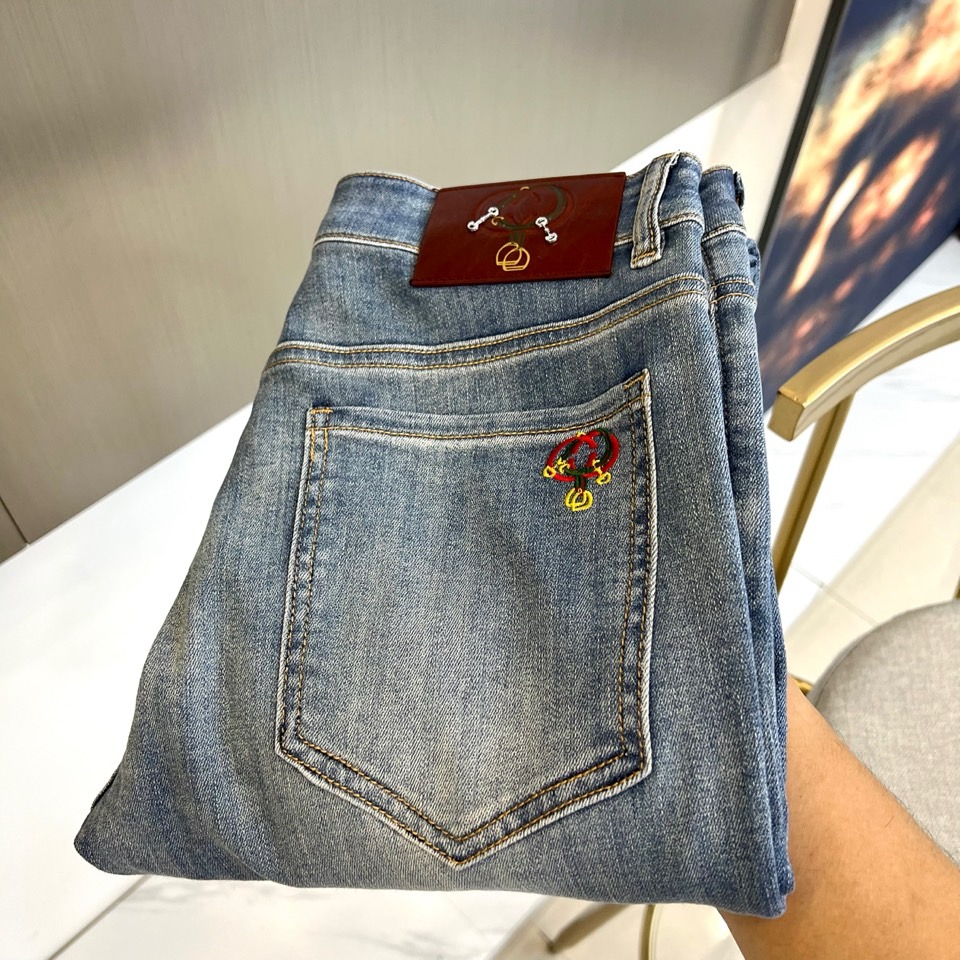 NO:872456,Gucci, the new 2026 spring and summer jeans, combine classic denim tones with retro distressed craftsmanship, showing a casual and uninhibited fashion attitude. The pants are high-waisted and straight-cut, modifying the waist and hip lines, elongating the leg proportions, and adapting to a variety of body shapes and wearing scenarios  .The back pocket has exquisite embroidery patterns, contrasting colors intertwined with crown elements, and the details reveal a light luxury texture, which is both artistic and brand-recognizable. The leather label on the waistband is equipped with metal buckles, which enhances the overall sense of high-end and retro style. The fabric is selected from high-elastic cotton denim, which is soft and skin-friendly and stiff.  The wide silhouette is comfortable and unrestricted for walking, sitting and lying. Pair it with a simple white T to create a daily commuting look. It is light and breathable to wear in spring and summer, and the washed color changes with the light, giving the outfit a layered and breathable feel. This pair of jeans is not only a basic wardrobe item, but also a fashion carrier for personal expression. It perfectly integrates the classic denim spirit with modern design language to meet the needs of urban people who pursue quality and style, making every step at the forefront of the trend. 29-38 (no 37),, gucci, gucci, jeans,19860909Gucc古驰、2026春夏新品牛仔裤,以经典丹宁色调融合复古做旧工艺,呈现随性不羁的时尚态度.裤身采用高腰直筒剪裁,修饰腰臀线条,拉长腿部比例,适配多元身形与穿搭场景.后袋精致刺绣图案,撞色交织皇冠元素,细节处流露轻奢质感,兼具艺术性与品牌辨识度；腰头皮质标牌配金属扣饰,提升整体高级感与复古格调.面料精选高弹棉质丹宁,柔软亲肤又具挺括廓形,行走坐卧皆舒适无束缚.搭配简约白T打造日常通勤造型.春夏季节穿着轻盈透气,水洗色调随光线变幻,赋予穿搭层次与呼吸感.这款牛仔裤不仅是衣橱基础单品,更是个性表达的时尚载体,将经典丹宁精神与现代设计语言完美融合,满足追求品质与风格的都市人群需求,让每一步都走在潮流前沿.29-38（无37）,,gucci,gucci,jeans,,Men's clothing