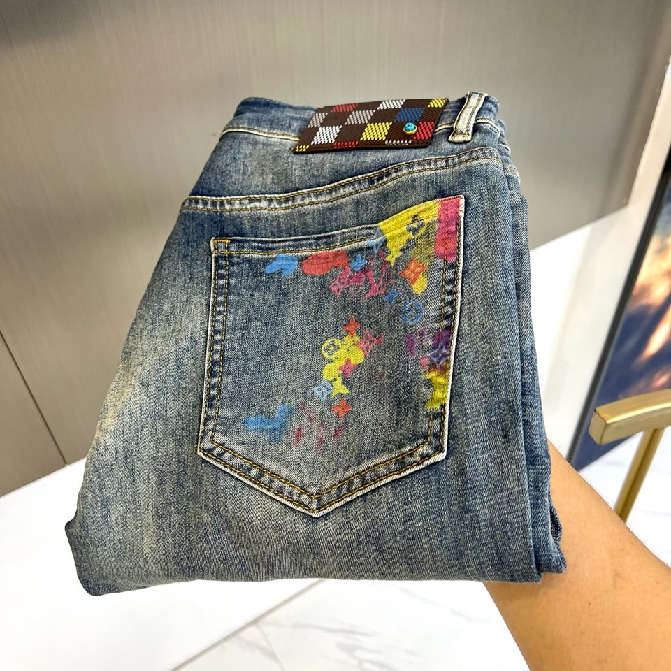 NO:872385,1v Vuitton, 2026 spring and summer new jeans, with retro washes intertwined with street art, and ink-splashed graffiti prints on the back pockets burst out with vibrant colors. The color collision breaks the dullness of denim and gives daily wear a distinctive personality. The plaid leather patch on the waistband is embellished with metal buckles to enhance brand recognition and light luxury. The classic five-pocket version is combined with three-dimensional stitching to modify the leg shape and make it more neat. The fabric is crisp and breathable, taking into account both comfort and style.  Stylish, suitable for T-shirts, shirts or blouses, you can easily create a casual, cool or casual style. From walking in the city to shooting on the streets, these jeans reconstruct the denim aesthetics with artistic touches, making every step attractive and attractive, becoming the trendy focus item in the 2026 spring and summer wardrobe. 29-38 (no 37),,jeans,shirts,tees,t-shirt,198609091v威登、2026春夏新品牛仔裤,复古水洗交织街头艺术感,后袋泼墨涂鸦印花迸发活力色彩,色彩碰撞打破牛仔沉闷,赋予日常穿搭鲜明个性.腰头格纹皮牌缀金属扣饰,提升品牌辨识度与轻奢质感,经典五袋版型结合立体车线,修饰腿型更显利落.面料挺括透气,兼顾舒适与造型感,适配T恤、衬衫或短上衣,轻松打造休闲、潮酷或轻熟风.从都市漫步到街头出片,这款牛仔裤以艺术笔触重构丹宁美学,让每一步都自带吸睛气场,成为2026春夏衣橱里的潮流焦点单品.29-38（无37）,,jeans,shirts,tees，t-shirt,,Men's clothing