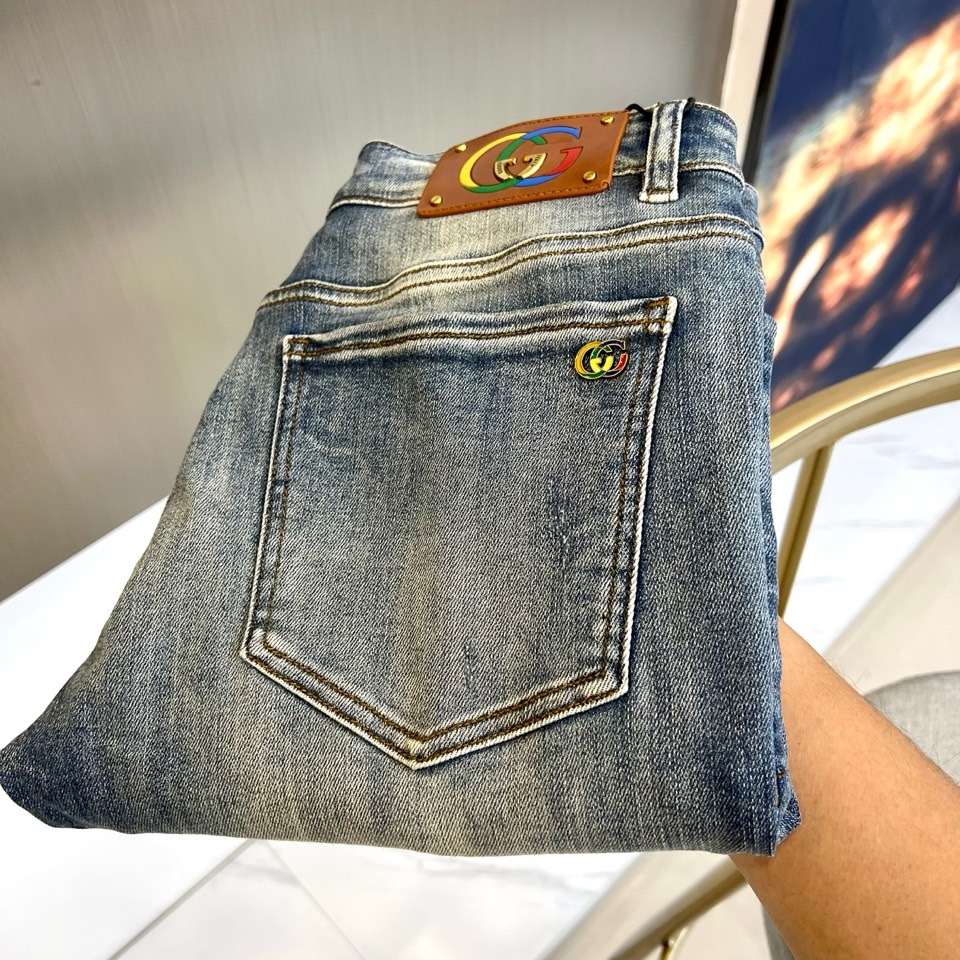 NO:872405,Gucci, the new jeans for spring and summer 2026, reconstructs the fashion language with classic denim. The distressed washing process gives the fabric a retro texture, and the gradient colors fade like time, giving it a casual tone. The leather patch on the back waist is embellished with a colorful double G logo, and the metallic double G logo on the back pocket echoes. The color collision brightens the vision, and is full of light luxury recognition. The version combines comfort and style, and the three-dimensional tailoring fits the body shape without restricting it, making it easy to go out on the street or in light social occasions.  Adaptation. From the fabric texture to the detailed craftsmanship, everything interprets the 2026 spring and summer 'retro and new interpretation' trend proposition - not only retains the classic genes of denim, but also refreshes the style with color and logo design, allowing you to find a balance between leisure and sophistication in spring and summer outfits, easily becoming the visual focus of street fashion, and an eye-catching tool for creating personalized looks. 29-38 (no 37),,gucci,gucci,jeans,19860909Gucc古驰、2026春夏新品牛仔裤,以经典丹宁重构时尚语言.做旧水洗工艺赋予面料复古质感,深浅渐变的色调如时光晕染,自带随性腔调.后腰皮牌缀彩色双G标识,后袋金属感双G标呼应,色彩碰撞点亮视觉,轻奢辨识度拉满.版型兼顾舒适与型格,立体剪裁贴合身形却不束缚,日常出街或轻社交场合皆能从容适配.从面料肌理到细节工艺,每一处都诠释着2026春夏“复古新绎”的潮流主张——既保留丹宁的经典基因,又以色彩、标识设计焕新风格,让你在春夏穿搭中,于休闲与精致间找到平衡,轻松成为街头风尚的视觉焦点,是打造个性造型的吸睛利器.29-38（无37）,,gucci,gucci,jeans,,Men's clothing