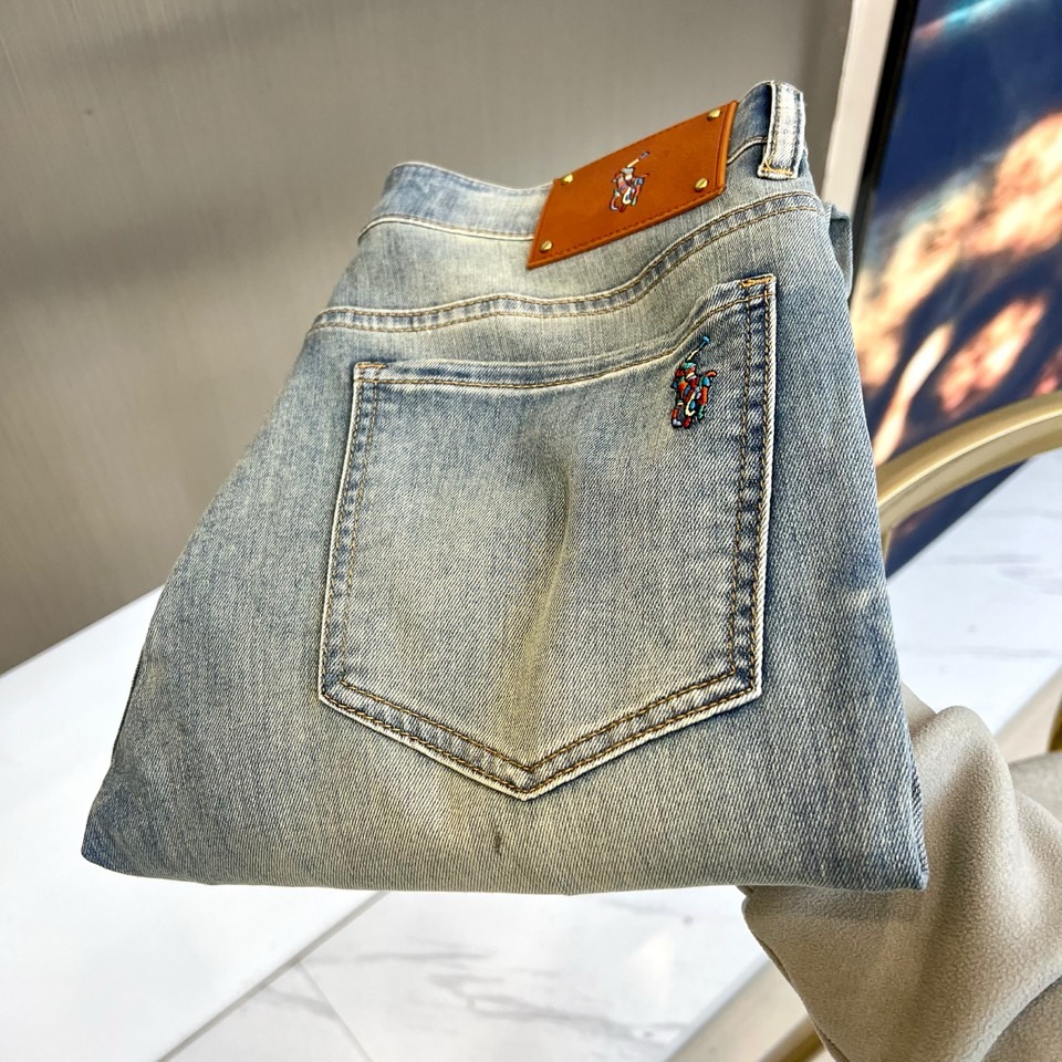 NO:872433,Polo Ralph  Lauren, 2026 spring and summer new jeans, combine classic five-pocket design with iconic details. The style adopts slim tailoring, accurately outlines the neat leg shape. The back pocket is decorated with unique brand pony pattern embroidery, with textured brown leather label and metal rivet decoration, highlighting exquisite craftsmanship and retro charm in simple design. Its style  It cleverly balances the casual feel of classic denim with the exquisite style of modern cities, turning retro elements into personalized embellishments for daily wear. Whether it is worn with a simple T-shirt to create a casual street style, or worn with a casual suit to cope with various occasions, it can be easily controlled, showing a unique and unhurried charm. 29-38 (no 37),, loro  piana,jeans,tees,t-shirt,business suit,19860909Polo Ralph Lauren、2026春夏新品牛仔裤,以经典五袋设计融合标志性细节.款式采用修身剪裁,精准勾勒利落腿型.后袋饰以别致的品牌小马图案刺绣,搭配质感棕色皮质标牌与金属铆钉装饰,于简约设计中凸显精湛工艺与复古韵味.其风格巧妙平衡了经典丹宁的休闲感与现代都市的精致型格,将复古元素化为日常穿搭的个性点缀.无论是搭配简约T恤演绎随性街头风,还是外搭休闲西装应对多元场合,皆能轻松驾驭,展现从容不迫的独特魅力.29-38（无37）,,loro piana,jeans,tees，t-shirt,business suit,,Men's clothing