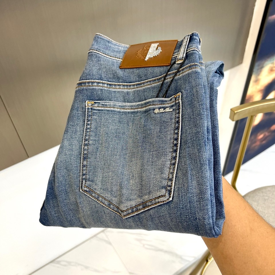 NO:872449,Loro  Piana's elegant and elegant 2026 spring and summer new jeans reshape daily aesthetics with classic denim. The leather label on the back waist is inlaid with a three-dimensional badge, which highlights the brand recognition in a low-key manner. The exquisite stitching on the back pocket outlines a retro arc, supplemented by fine open-stitch technology, which strengthens the sense of structure and durability while enhancing the visibility.  It feels layered. The washed tones show a natural gradient, simulating the softening texture of years of wearing. It not only retains the original strong skeleton of tannin, but also injects light and breathable fabrics to adapt to the changing climate of spring and summer. The tailoring takes into account both self-cultivation and freedom of movement. The waist fits the waistline without being tight, leaving room for hips and thighs for walking.  You can sit or lie down freely. The slightly gathered hem design lengthens the leg lines and modifies the proportions. In the details, you can see the small metal tags on the edge of the pocket. It is low-key and unobtrusive but hides ingenuity. The overall style combines street fashion and light luxury texture. It can be paired with a simple T-shirt to create a casual commuting style, or it can be paired with a shirt and loafers for an urban look.  Yuppie. Whether you are sitting in a cafe, shopping on the weekend or wearing it for light travel, this pair of jeans can become a versatile core item in the wardrobe. It redefines spring and summer denim aesthetics with texture and design, making daily wear no longer mediocre, but a fashion statement for walking. 29-38 (no 37),, loro  piana,loafers,jeans,shirts,tees,t-shirt,19860909Loro Piana诺悠翩雅、2026春夏新品牛仔裤,以经典丹宁重塑日常美学,后腰处皮革标牌镶嵌立体徽章,低调中彰显品牌辨识度,后袋精致车线勾勒出复古弧线,辅以细密明线工艺,强化结构感与耐用性,同时提升视觉层次.水洗色调呈现自然渐变,模拟经年穿着的柔化质感,既保留丹宁原生的硬朗骨架,又注入轻盈透气面料,适配春夏多变气候.版型剪裁兼顾修身与活动自由度,腰部贴合腰线不紧绷,臀部与大腿处预留余量,行走坐卧皆自如,下摆微收设计拉长腿部线条,修饰比例.细节处可见口袋边缘的金属小标点缀,低调不张扬却暗藏巧思,整体风格融合街头潮流与轻奢质感,可搭配简约T恤打造随性通勤风,亦能配搭衬衫与乐福鞋演绎都市雅痞.无论是咖啡厅闲坐、周末逛街还是轻旅行穿搭,这条牛仔裤都能成为衣橱中的百搭核心单品,用质感与设计感重新定义春夏丹宁美学,让日常穿着不再平庸,而是行走的时尚宣言.29-38（无37）,,loro piana,loafers,jeans,shirts,tees，t-shirt,,Men's clothing