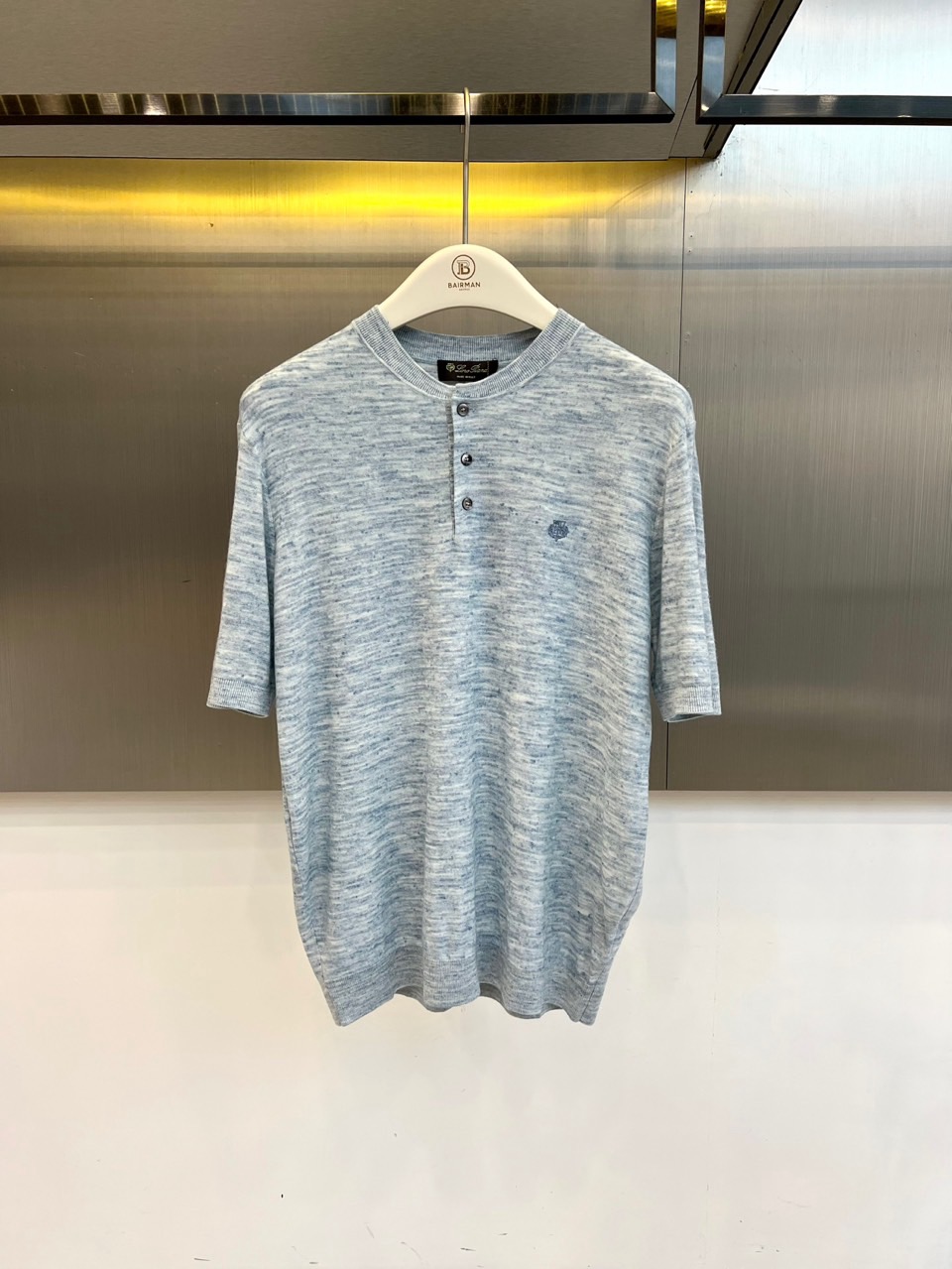 Loro Piana诺悠翩雅、2026春夏新品短袖PoLo衫，以简约轻奢之姿开启季节风尚。经典亨利领设计