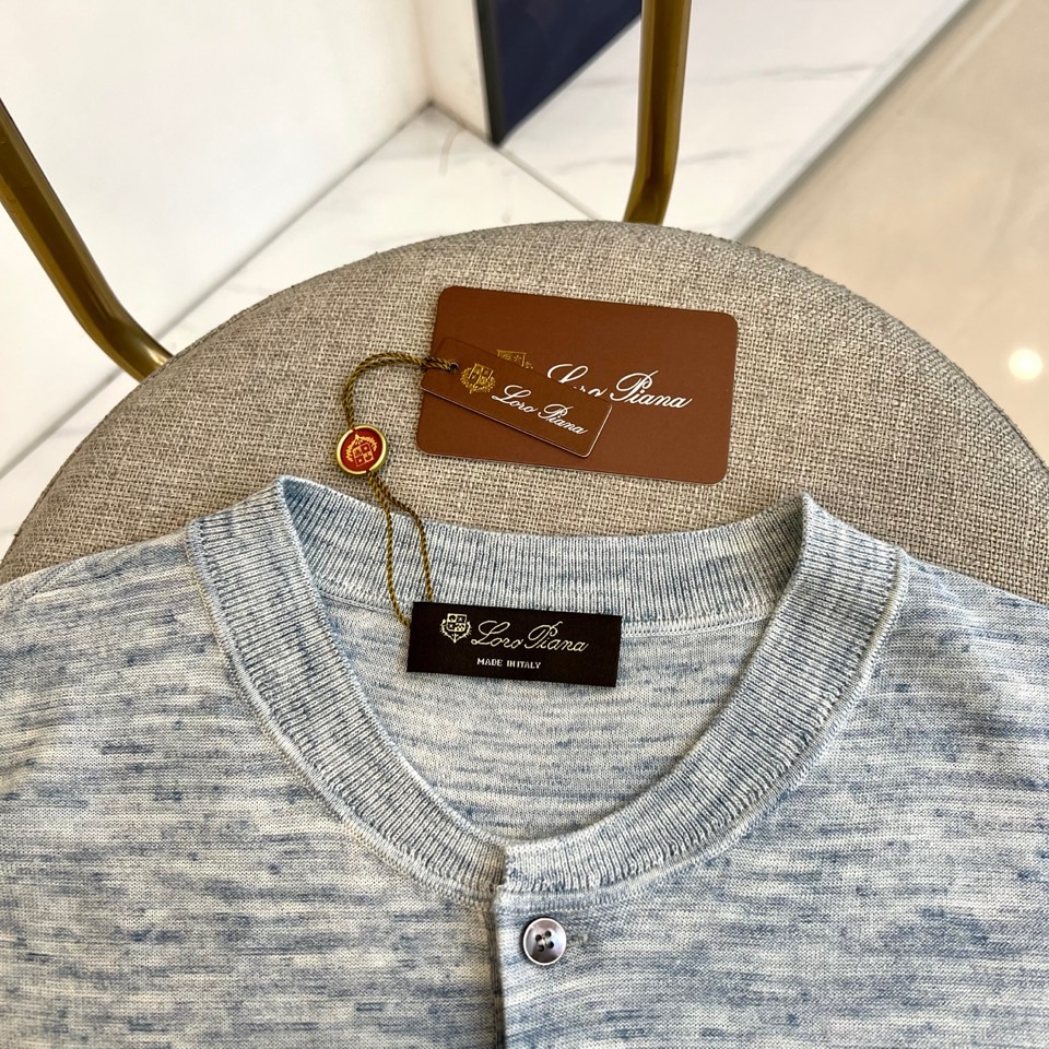 Loro Piana诺悠翩雅、2026春夏新品短袖PoLo衫，以简约轻奢之姿开启季节风尚。经典亨利领设计