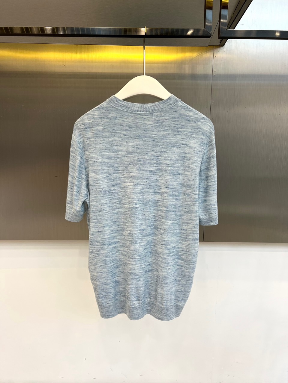 Loro Piana诺悠翩雅、2026春夏新品短袖PoLo衫，以简约轻奢之姿开启季节风尚。经典亨利领设计