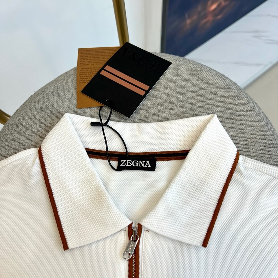 Zegna杰尼亚、2026春夏新品男士短袖Polo衫，以极简优雅重塑经典。纯色搭配撞色滚边，从翻领延伸至