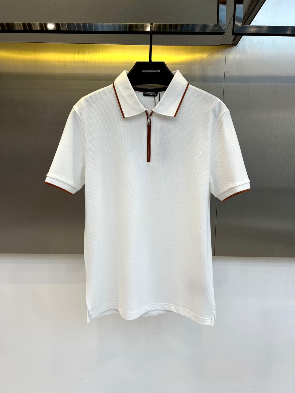 Zegna杰尼亚、2026春夏新品男士短袖Polo衫，以极简优雅重塑经典。纯色搭配撞色滚边，从翻领延伸至