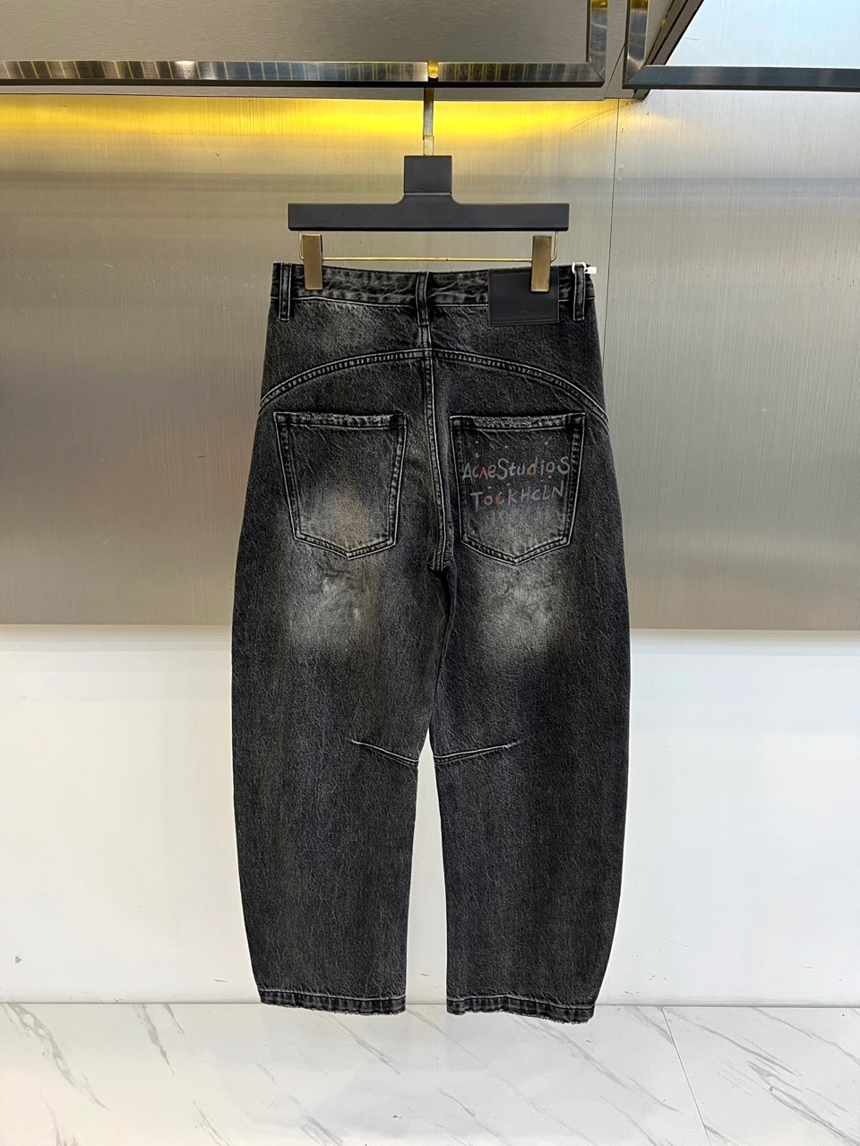 Acne Studios、2026春夏新品牛仔裤，以复古水洗为主调，后腰皮质标签彰显品牌质感。右侧口袋的