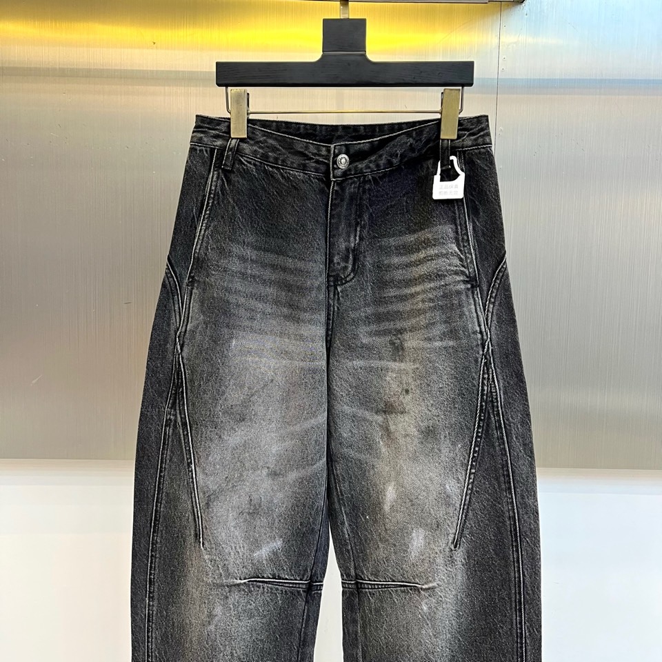 Acne Studios、2026春夏新品牛仔裤，以复古水洗为主调，后腰皮质标签彰显品牌质感。右侧口袋的