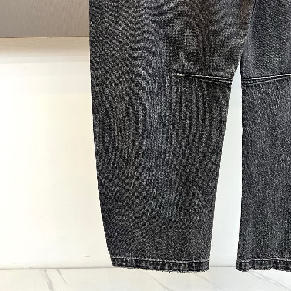 Acne Studios、2026春夏新品牛仔裤，以复古水洗为主调，后腰皮质标签彰显品牌质感。右侧口袋的