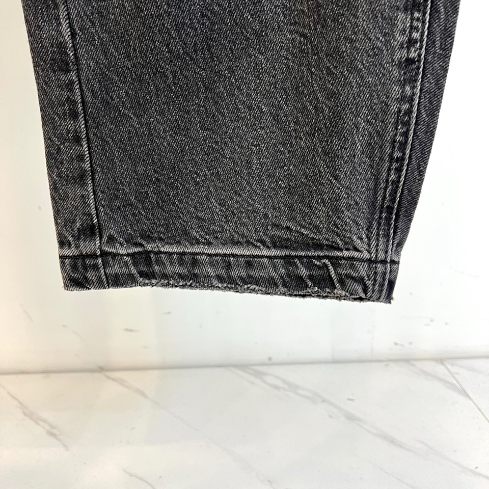 Acne Studios、2026春夏新品牛仔裤，以复古水洗为主调，后腰皮质标签彰显品牌质感。右侧口袋的