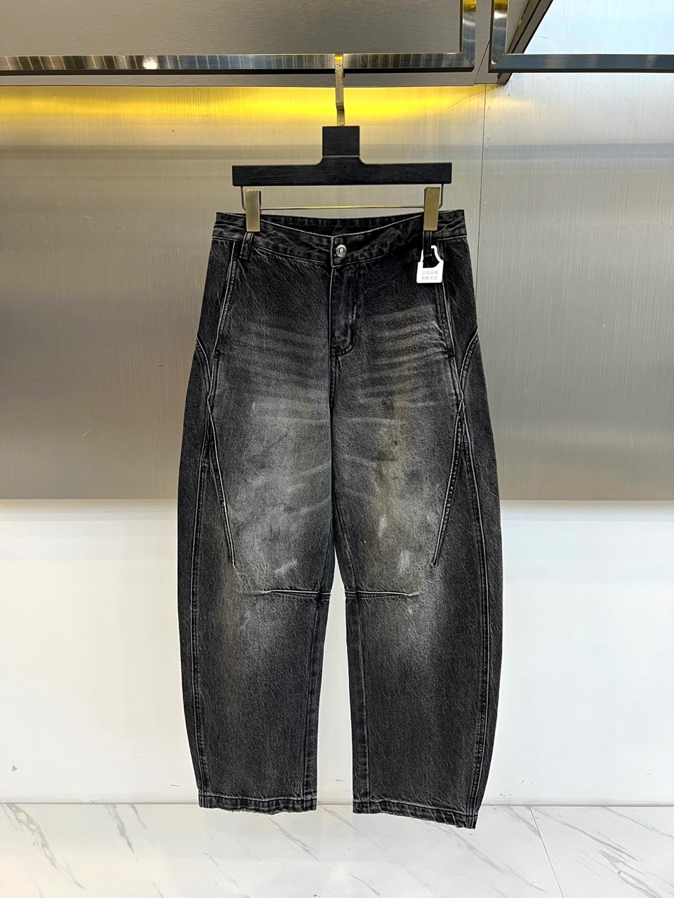 Acne Studios、2026春夏新品牛仔裤，以复古水洗为主调，后腰皮质标签彰显品牌质感。右侧口袋的