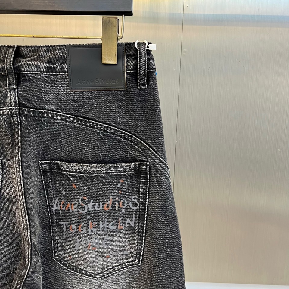 Acne Studios、2026春夏新品牛仔裤，以复古水洗为主调，后腰皮质标签彰显品牌质感。右侧口袋的