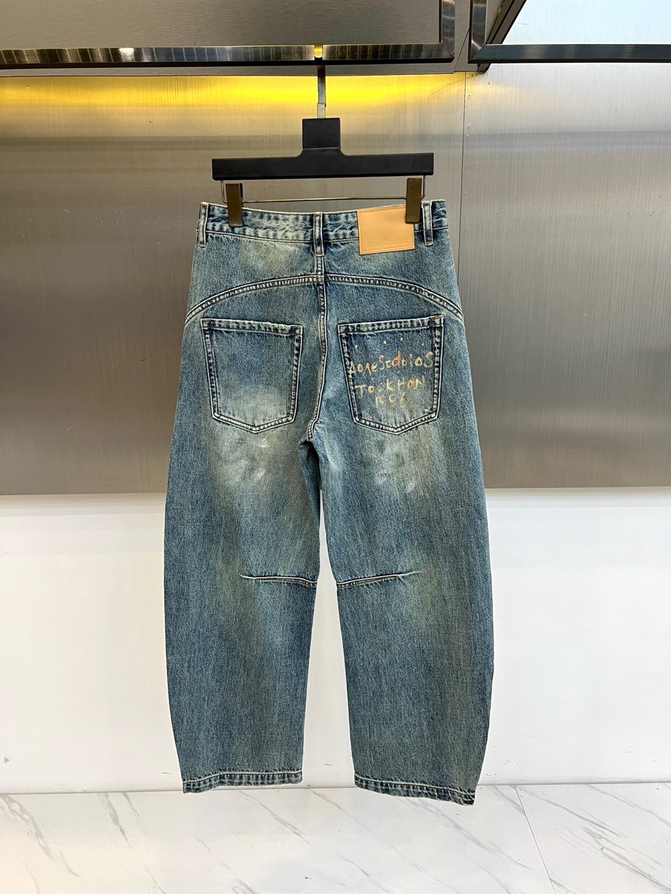Acne Studios、2026春夏新品牛仔裤，以复古水洗为主调，后腰皮质标签彰显品牌质感。右侧口袋的