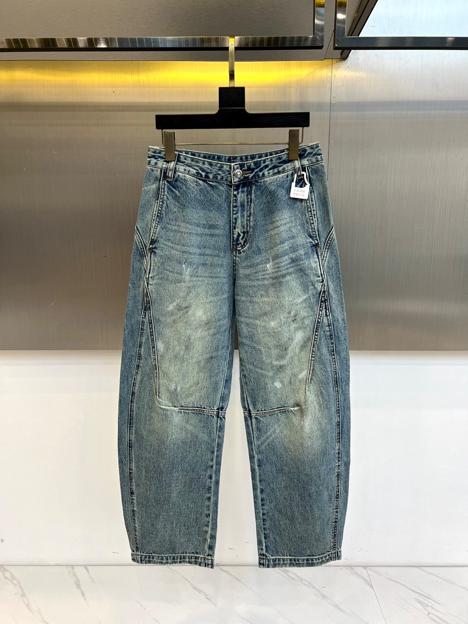 Acne Studios、2026春夏新品牛仔裤，以复古水洗为主调，后腰皮质标签彰显品牌质感。右侧口袋的