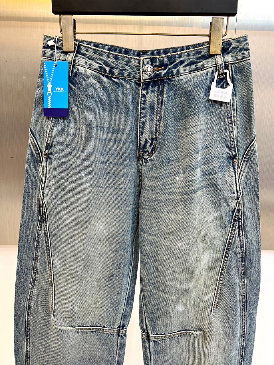 Acne Studios、2026春夏新品牛仔裤，以复古水洗为主调，后腰皮质标签彰显品牌质感。右侧口袋的