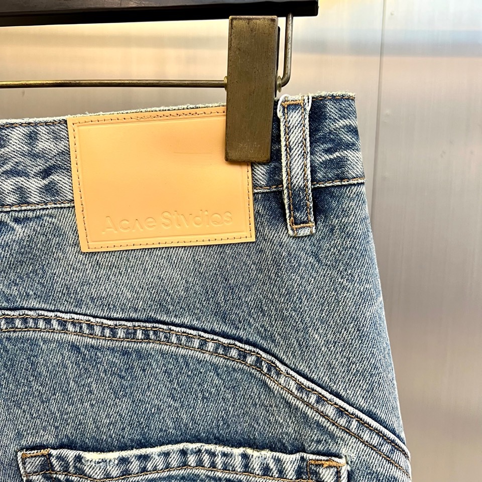 Acne Studios、2026春夏新品牛仔裤，以复古水洗为主调，后腰皮质标签彰显品牌质感。右侧口袋的
