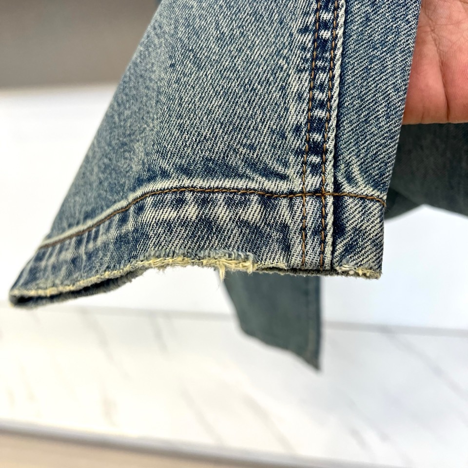 Acne Studios、2026春夏新品牛仔裤，以复古水洗为主调，后腰皮质标签彰显品牌质感。右侧口袋的