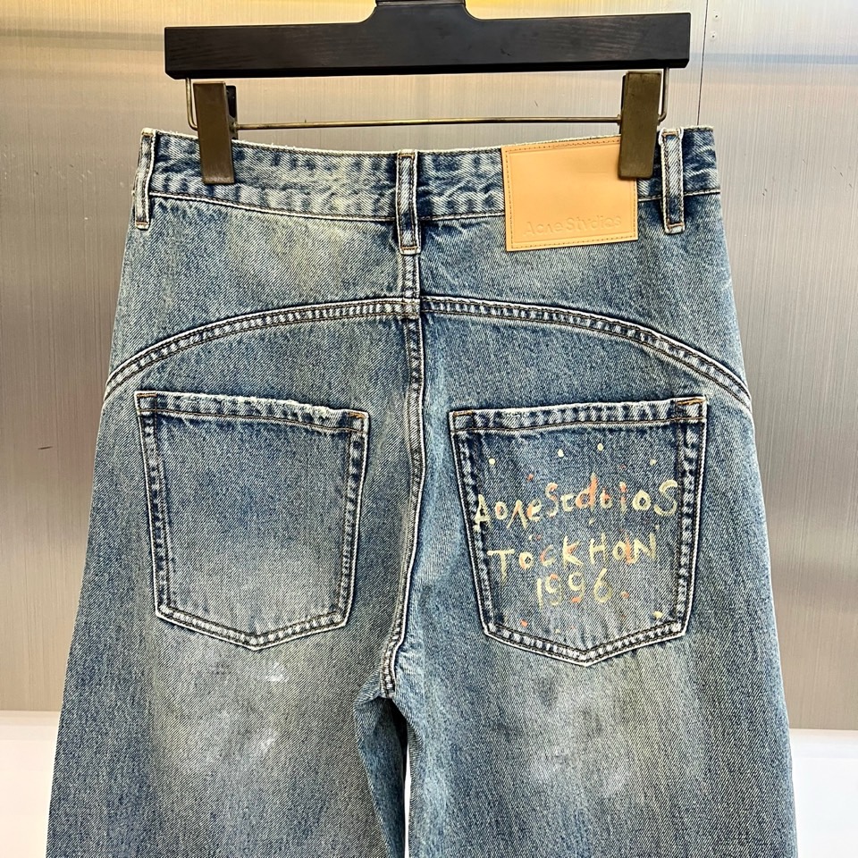 Acne Studios、2026春夏新品牛仔裤，以复古水洗为主调，后腰皮质标签彰显品牌质感。右侧口袋的
