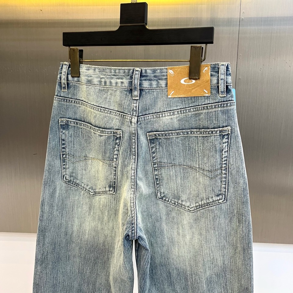 Ba巴黎世家、2026春夏新品牛仔裤，以复古水洗为主调，深浅交织的磨白纹理自带岁月沉淀的质感，经典五袋款