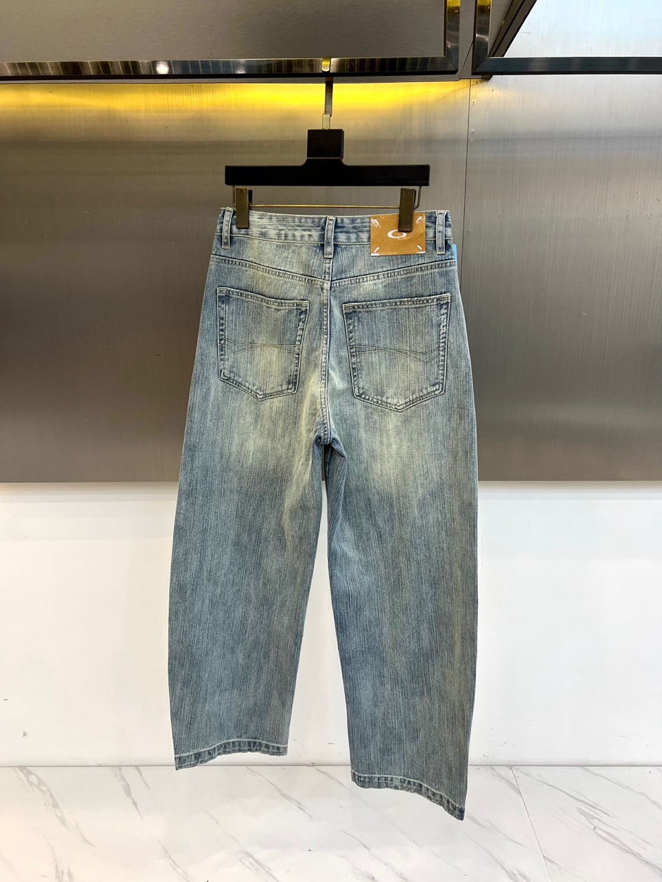 Ba巴黎世家、2026春夏新品牛仔裤，以复古水洗为主调，深浅交织的磨白纹理自带岁月沉淀的质感，经典五袋款