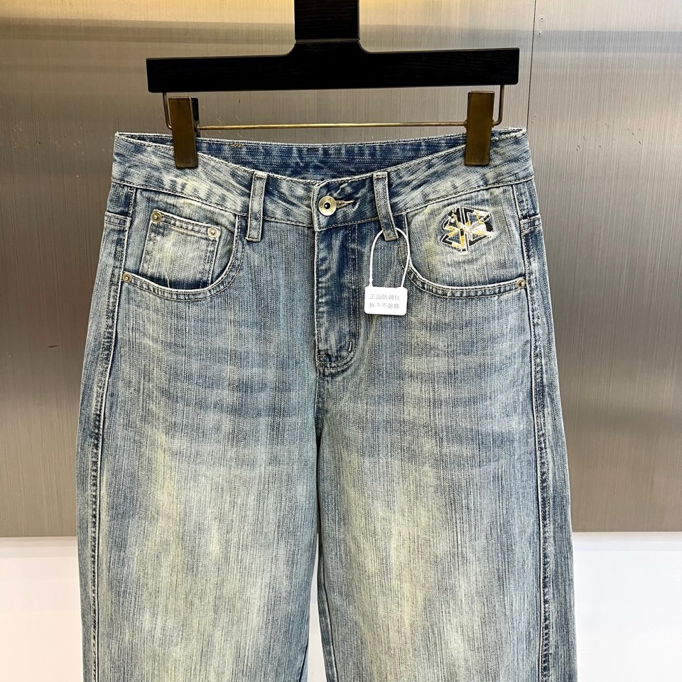 Ba巴黎世家、2026春夏新品牛仔裤，以复古水洗为主调，深浅交织的磨白纹理自带岁月沉淀的质感，经典五袋款