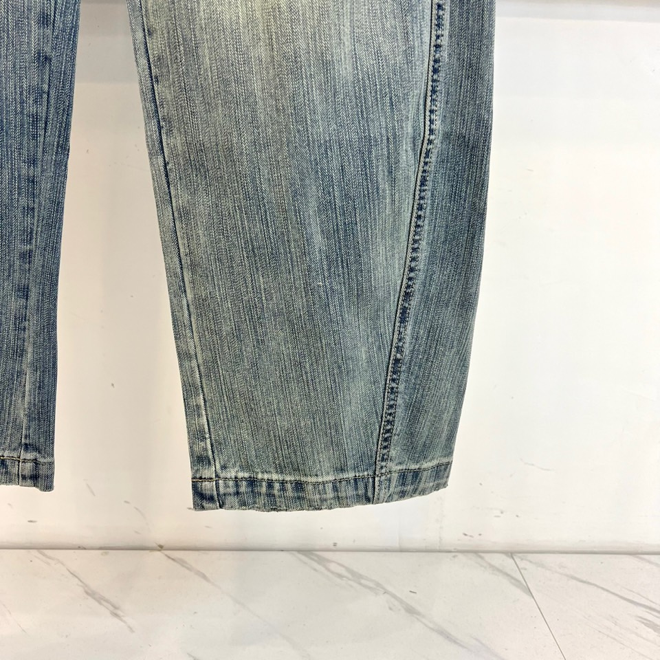 Ba巴黎世家、2026春夏新品牛仔裤，以复古水洗为主调，深浅交织的磨白纹理自带岁月沉淀的质感，经典五袋款