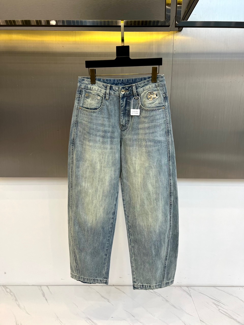 Ba巴黎世家、2026春夏新品牛仔裤，以复古水洗为主调，深浅交织的磨白纹理自带岁月沉淀的质感，经典五袋款