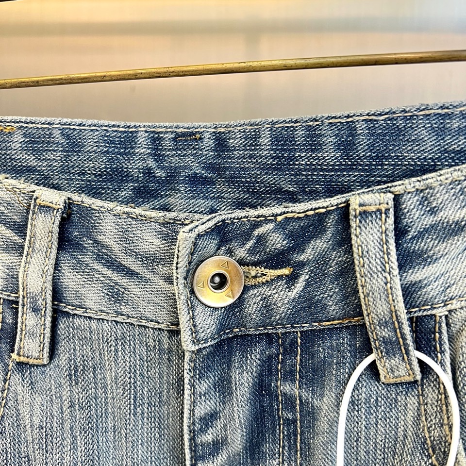 Ba巴黎世家、2026春夏新品牛仔裤，以复古水洗为主调，深浅交织的磨白纹理自带岁月沉淀的质感，经典五袋款