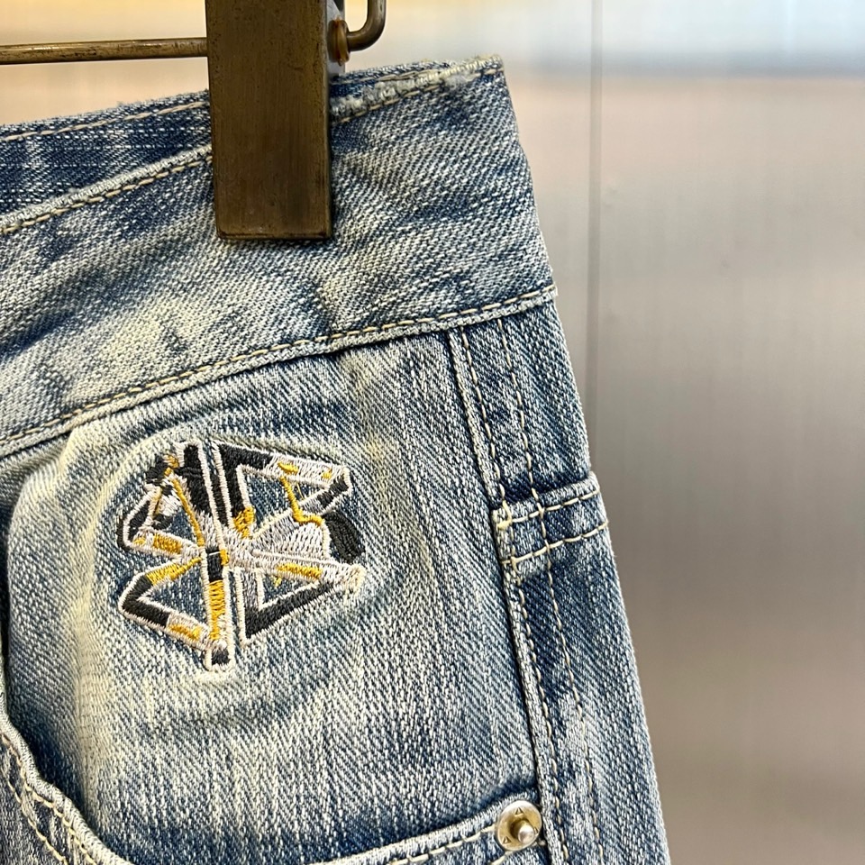 Ba巴黎世家、2026春夏新品牛仔裤，以复古水洗为主调，深浅交织的磨白纹理自带岁月沉淀的质感，经典五袋款