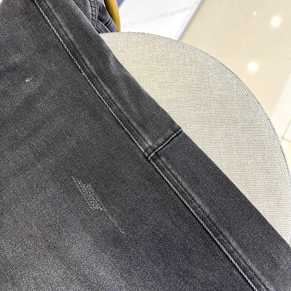 Dio迪奥、2026春夏新品牛仔裤，以复古水洗为主调，后腰精致品牌标点缀，彰显匠心底蕴。后袋左侧饰有标志